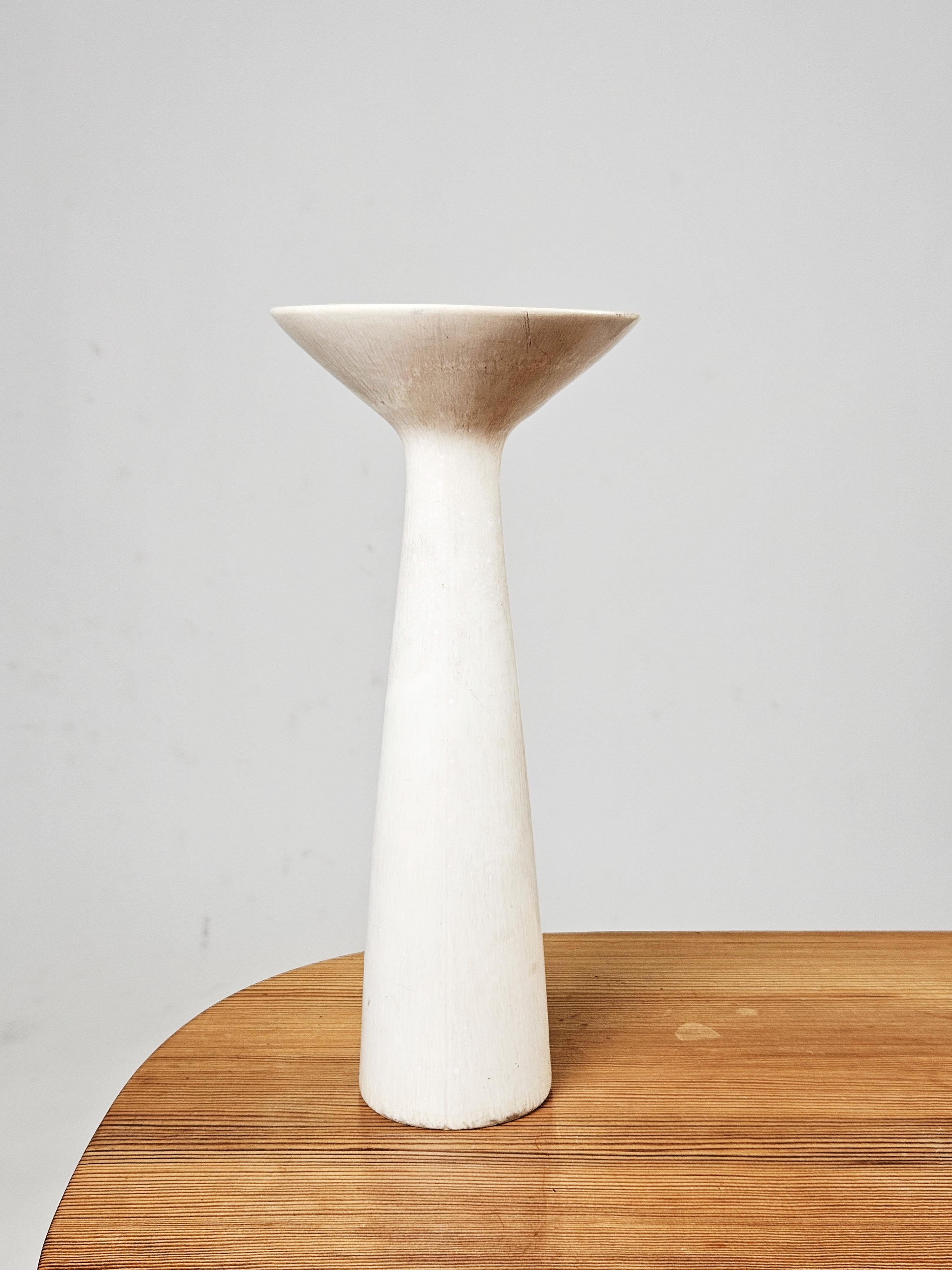 Magnifique vase en grès blanc conçu par Carl-Harry Stålhane pour Rörstrand, Suède, années 1960. 

S'accorde parfaitement avec d'autres objets The Modern Scandinavian de cette période. 

Modèle rare avec glaçure blanche très recherchée.

Quelques