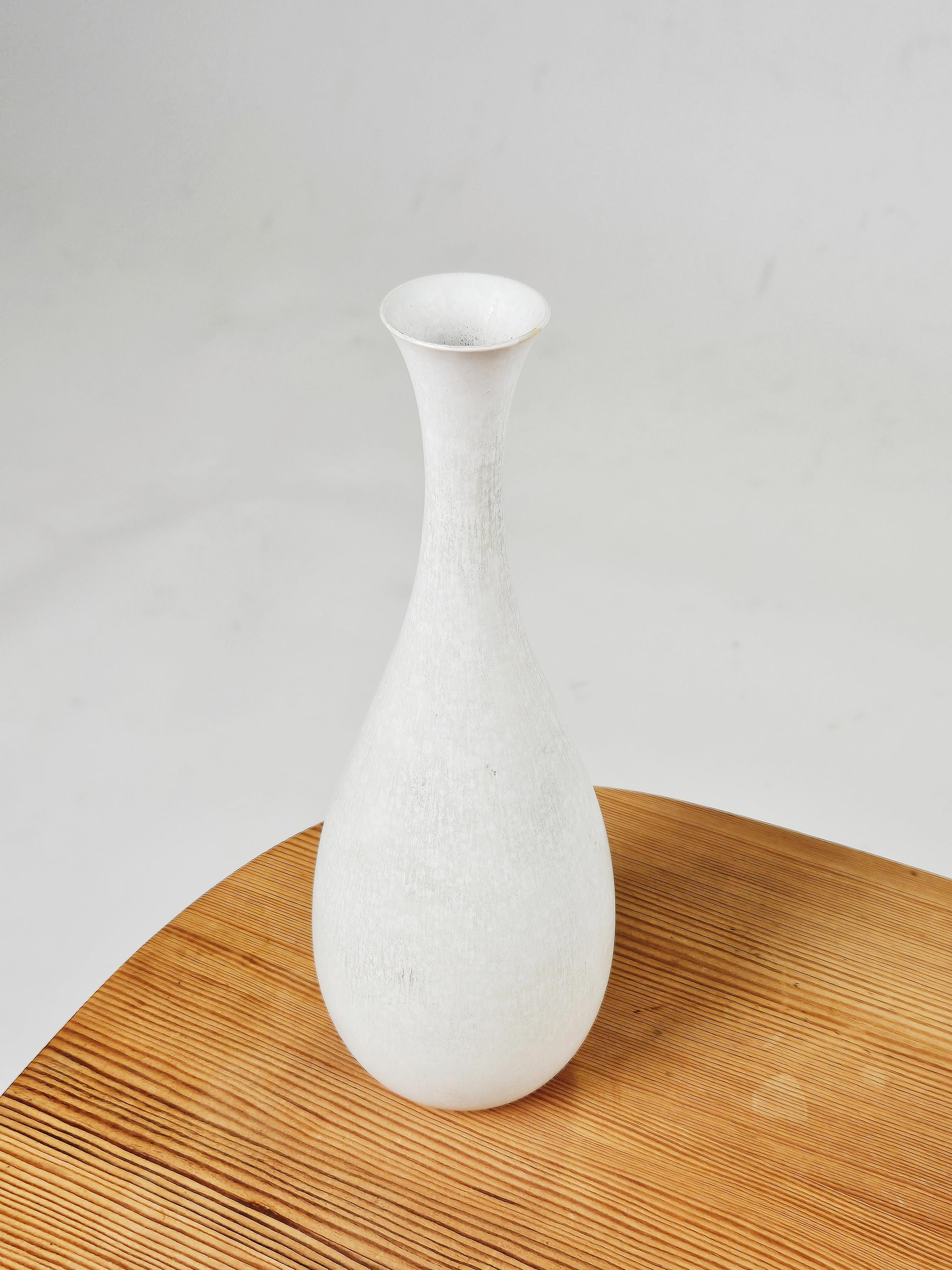 Schöne Vase aus weißem Steingut, entworfen von Carl-Harry Stålhane für Rörstrand, Schweden, 1960er Jahre. 

Passt perfekt zu anderen Scandinavian Modern Produkten aus dieser Zeit. 

Seltenes Modell mit begehrter weißer Glasur.

Einige minimale