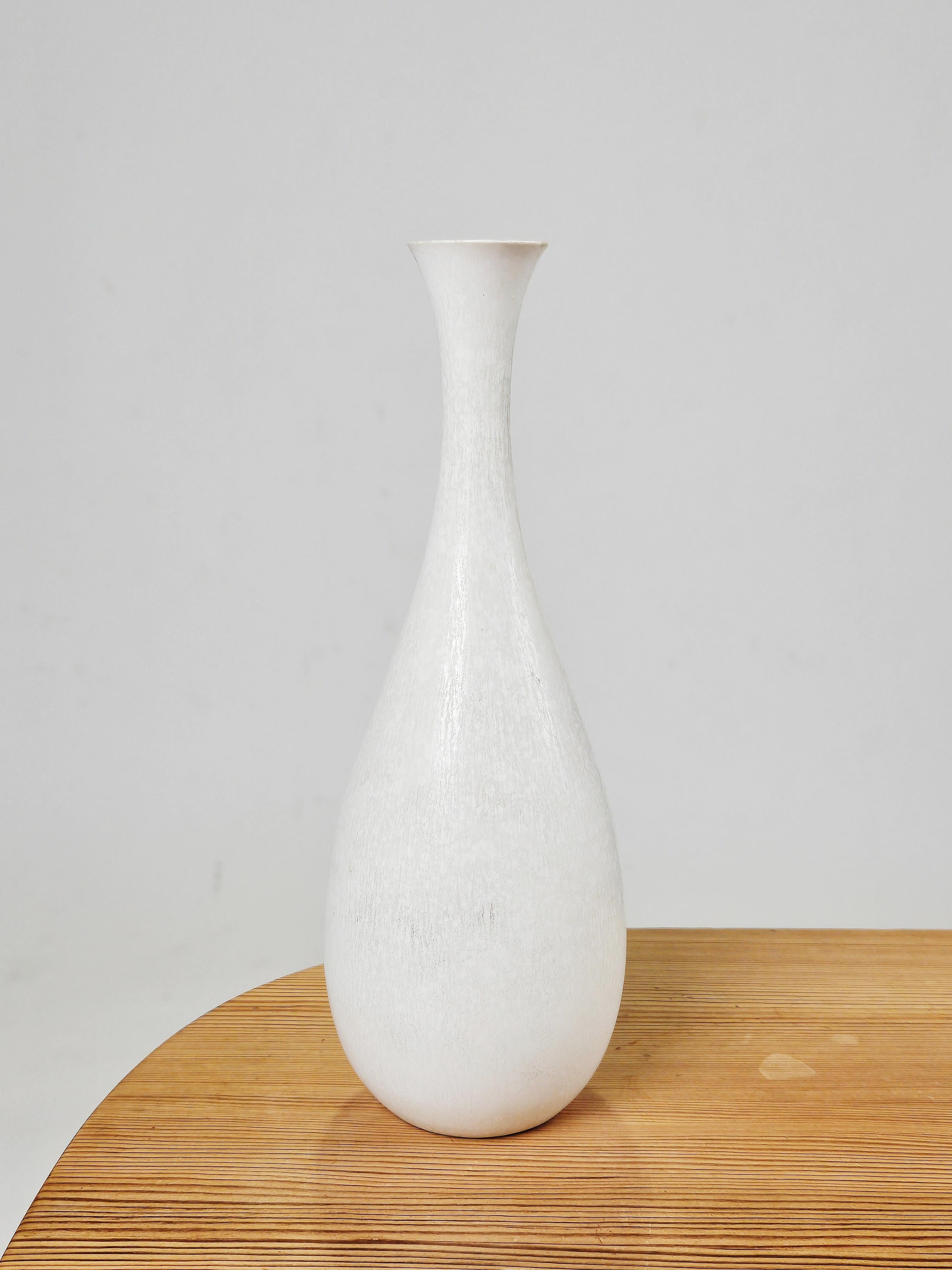 White stoneware vase by Carl-Harry Stålhane for Rörstrand, Sweden, 1960s In Good Condition For Sale In Eskilstuna, SE