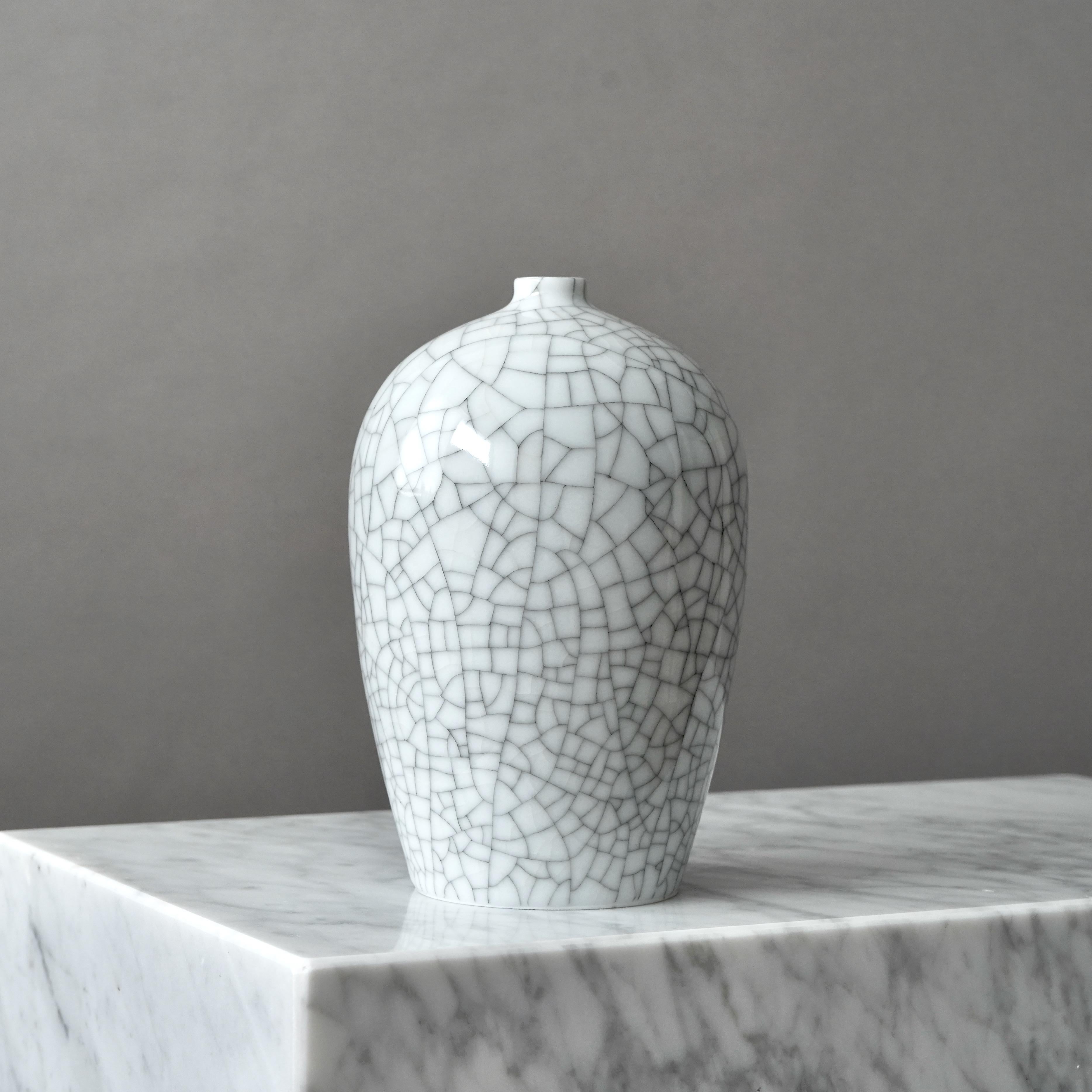 White Stoneware Vase by Kurt Ekholm. Arabia, Finland, 1940s. Crackle Glaze. For Sale 2