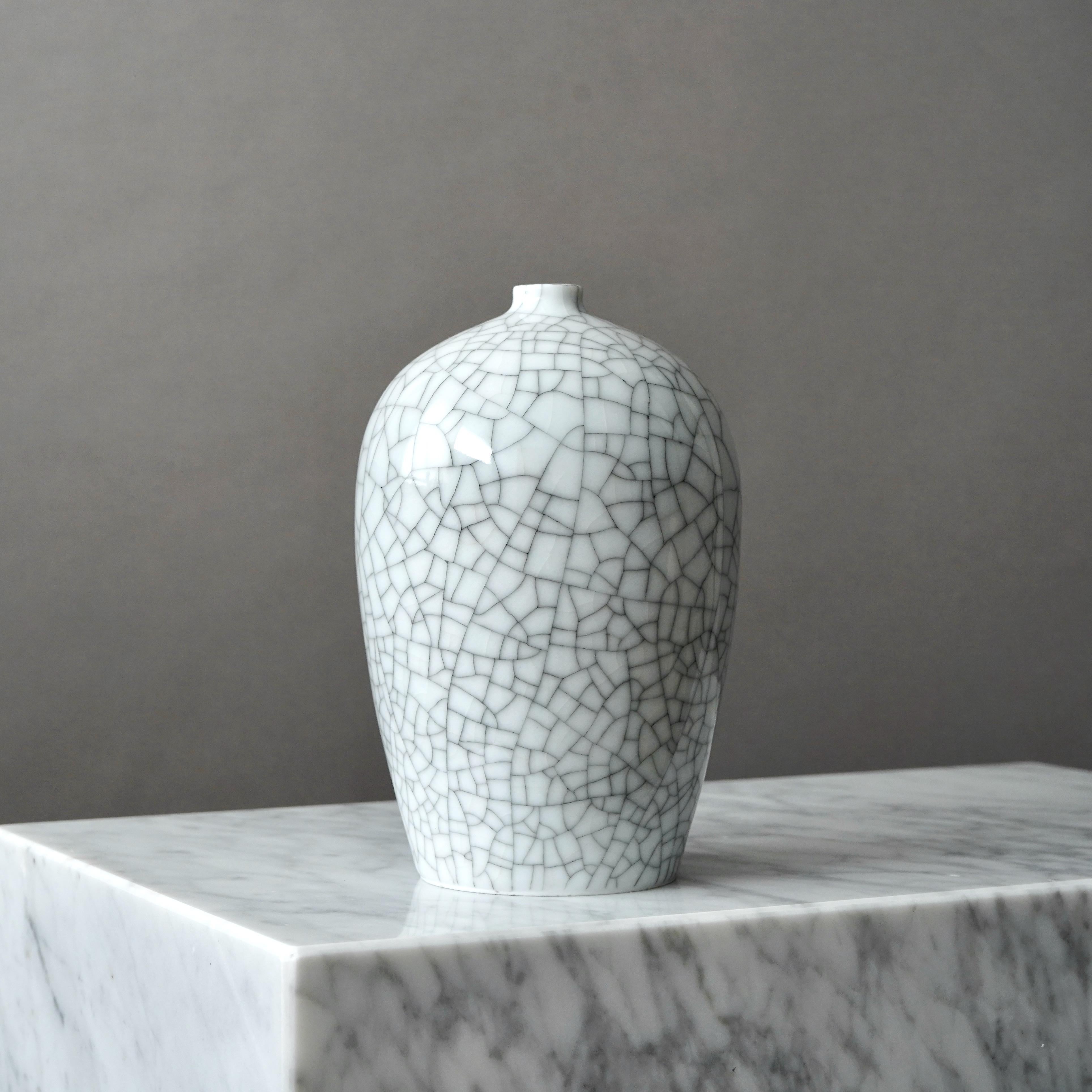 White Stoneware Vase by Kurt Ekholm. Arabia, Finland, 1940s. Crackle Glaze. For Sale 3