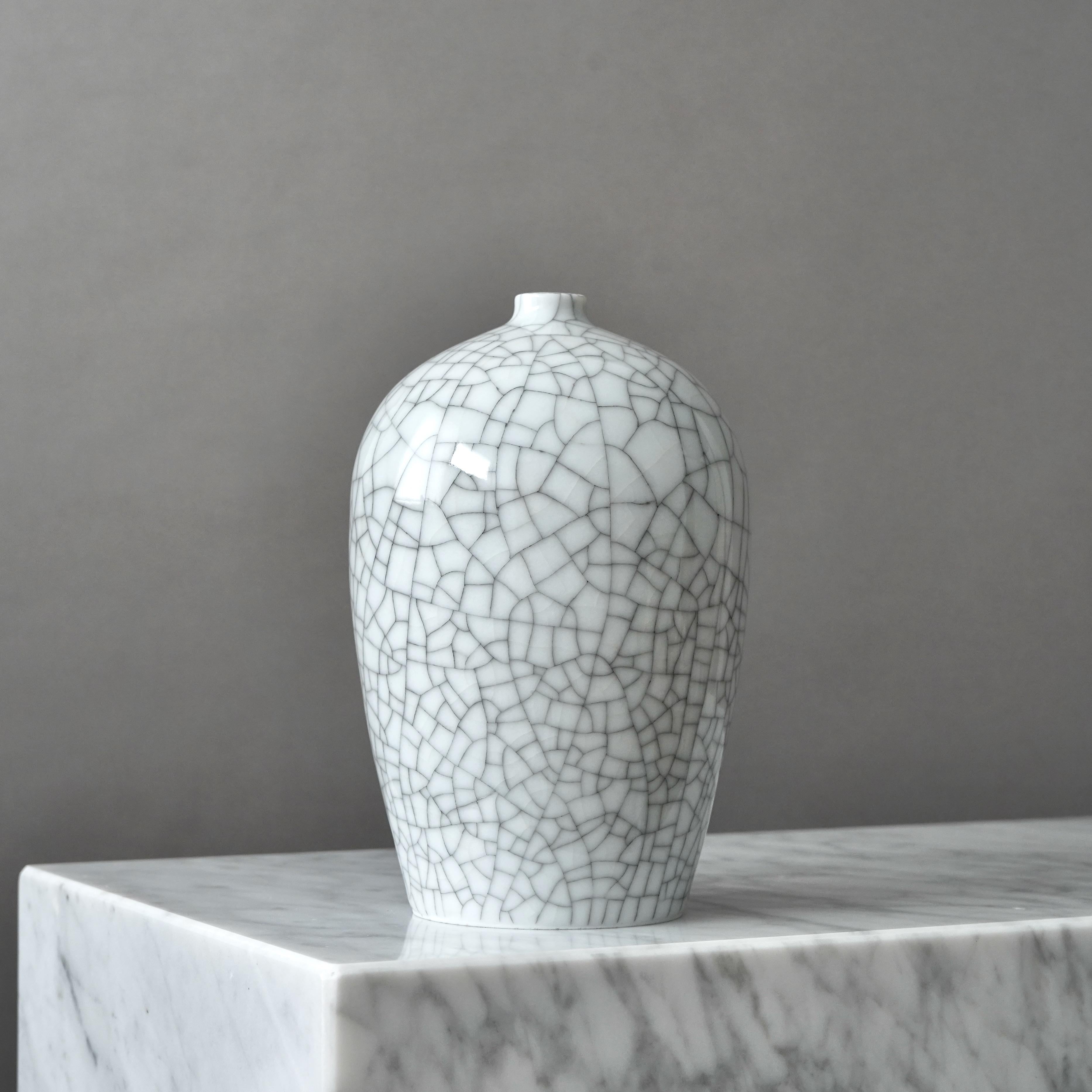A rare and beautiful hand made stoneware vase with amazing crackle glaze.
Designed by Kurt Ekholm at Arabia, Finland, 1940s.

Excellent condition. 
Stamped with makers mark: 'ARABIA'.

KURT EKHOLM (born 1907 in Helsinki, died 1975 in Gothenburg) was