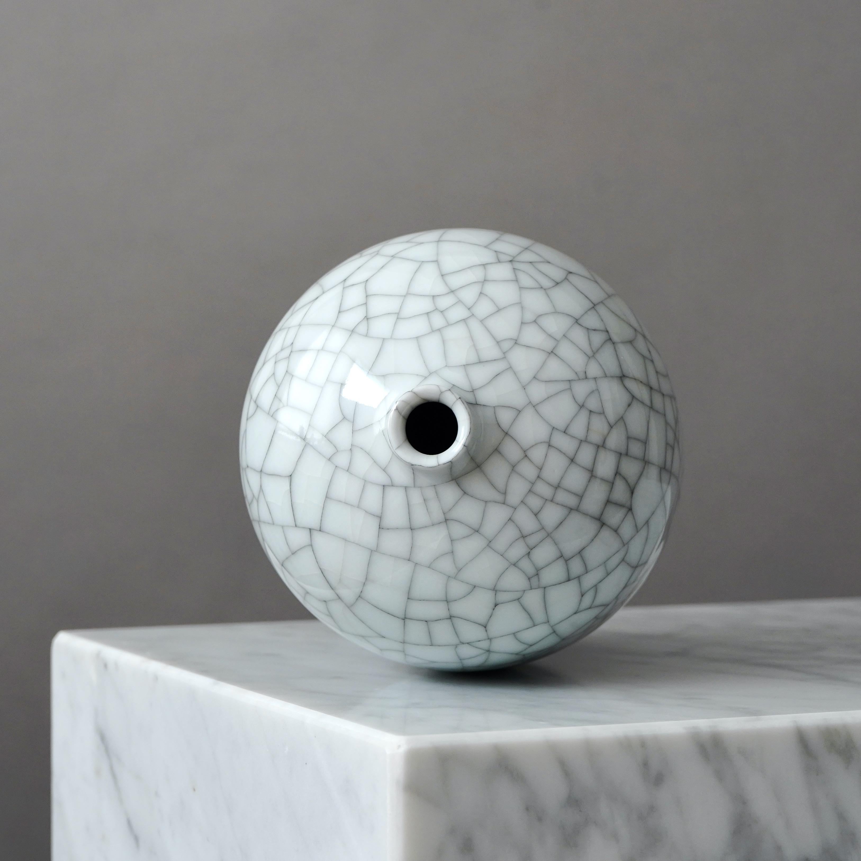 Finnish White Stoneware Vase by Kurt Ekholm. Arabia, Finland, 1940s. Crackle Glaze. For Sale