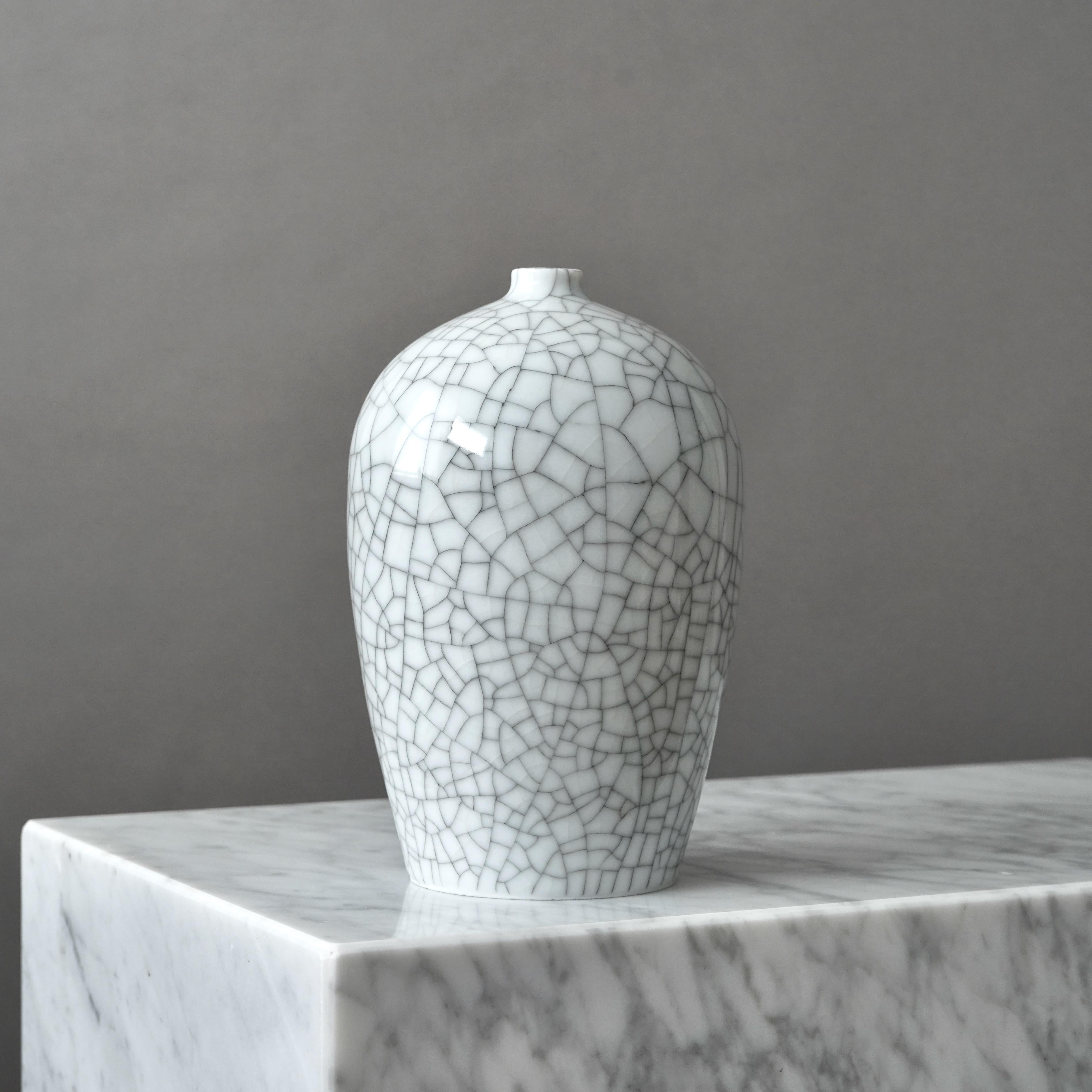 20th Century White Stoneware Vase by Kurt Ekholm. Arabia, Finland, 1940s. Crackle Glaze. For Sale
