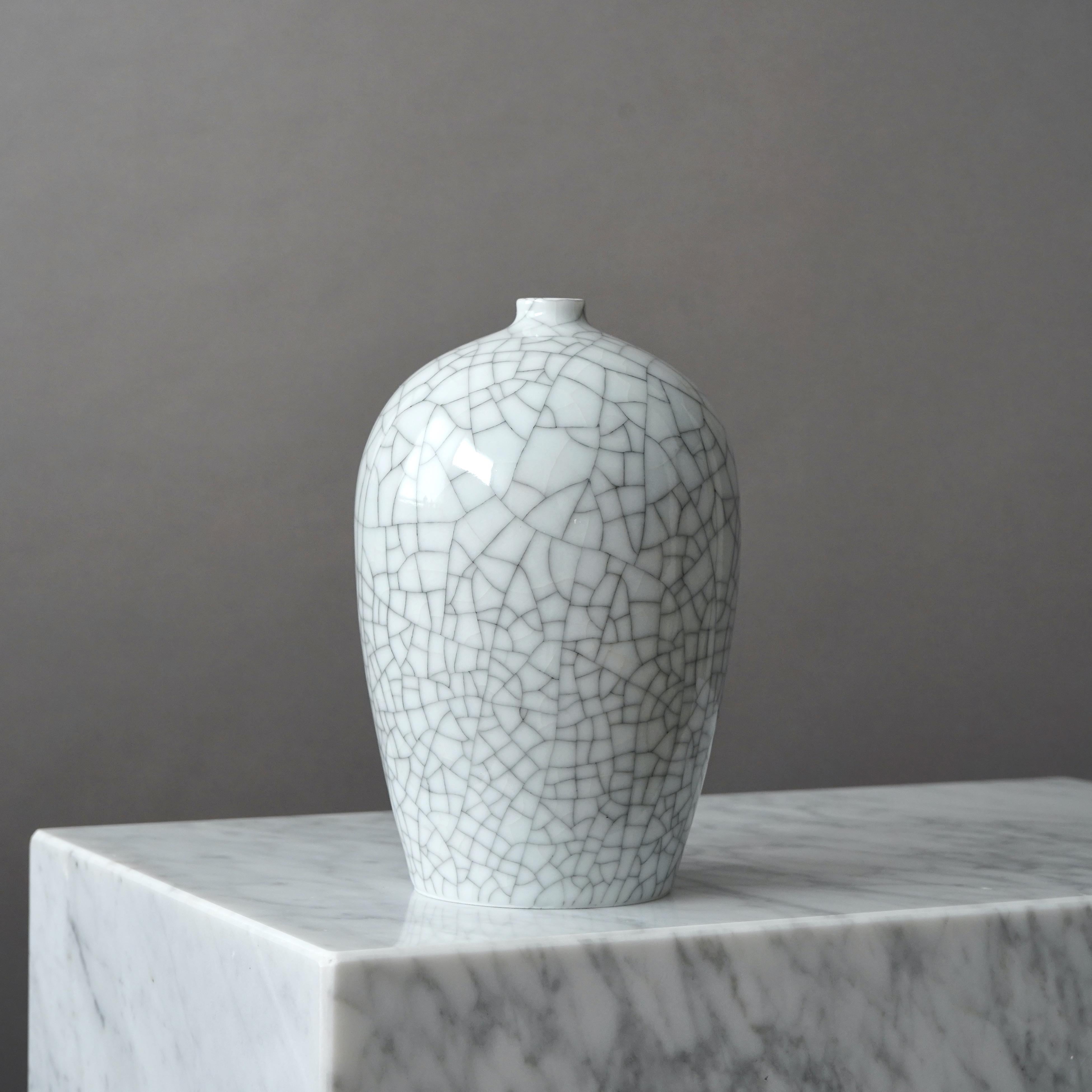 White Stoneware Vase by Kurt Ekholm. Arabia, Finland, 1940s. Crackle Glaze. For Sale 1