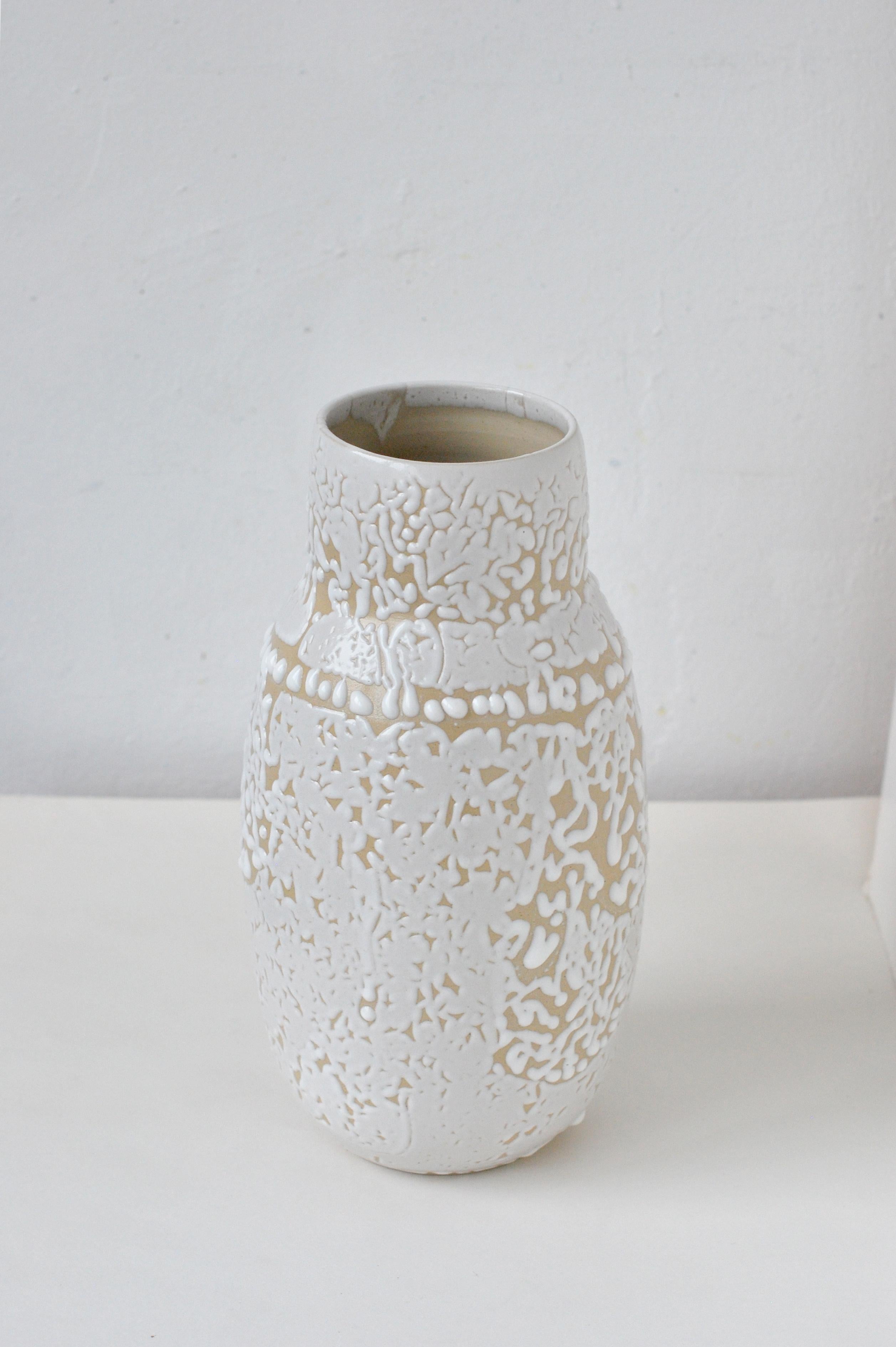 White stoneware vase by Moïo Studio
Dimensions: 25 x 11 x 11 cm
Materials: White stoneware

Is the Berlin-based ceramic art studio of French-Palestinian artist Maia Beyrouti. It was created in 2016 as a result of the desire to work largely in