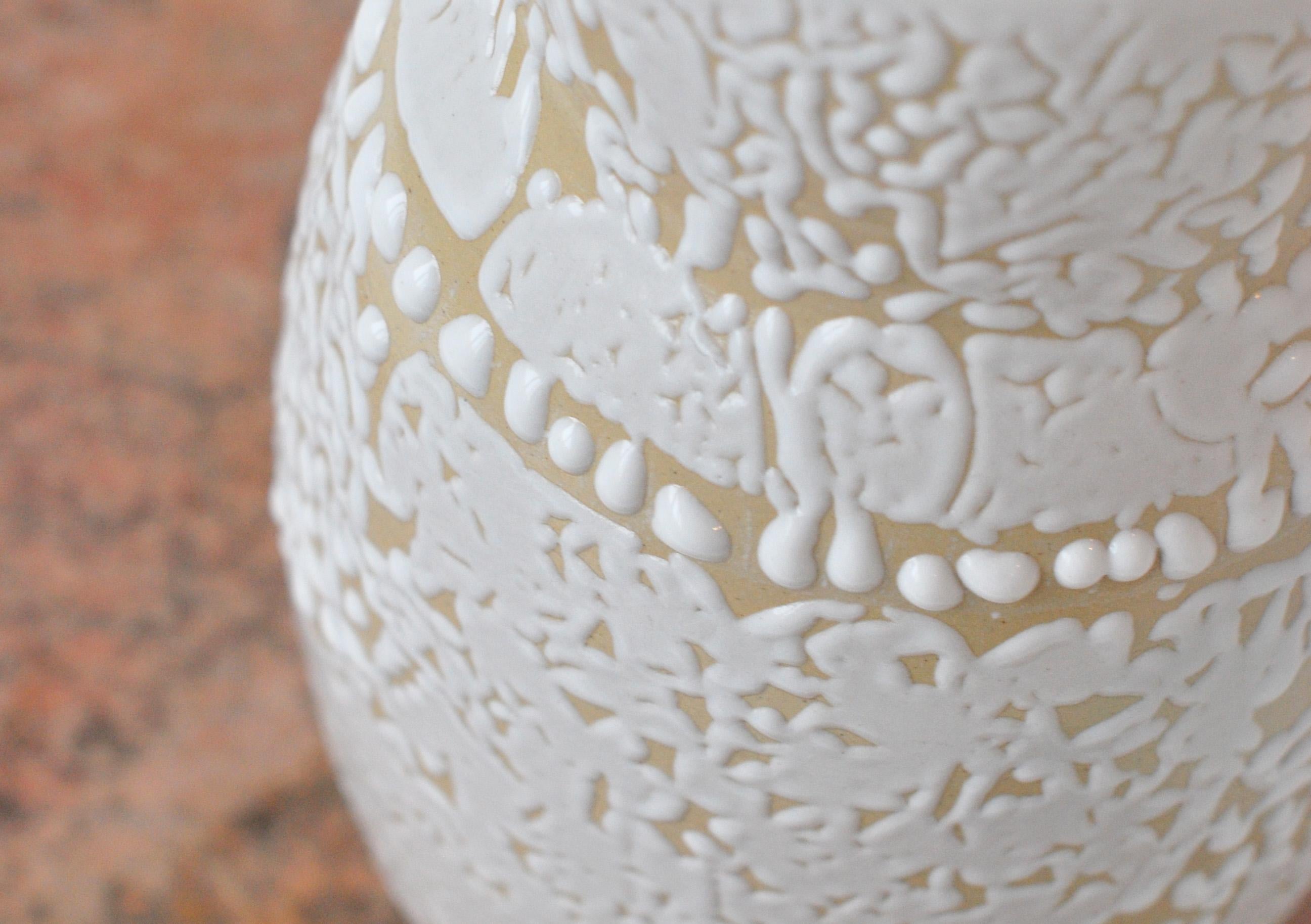White Stoneware Vase by Moïo Studio In New Condition In Geneve, CH