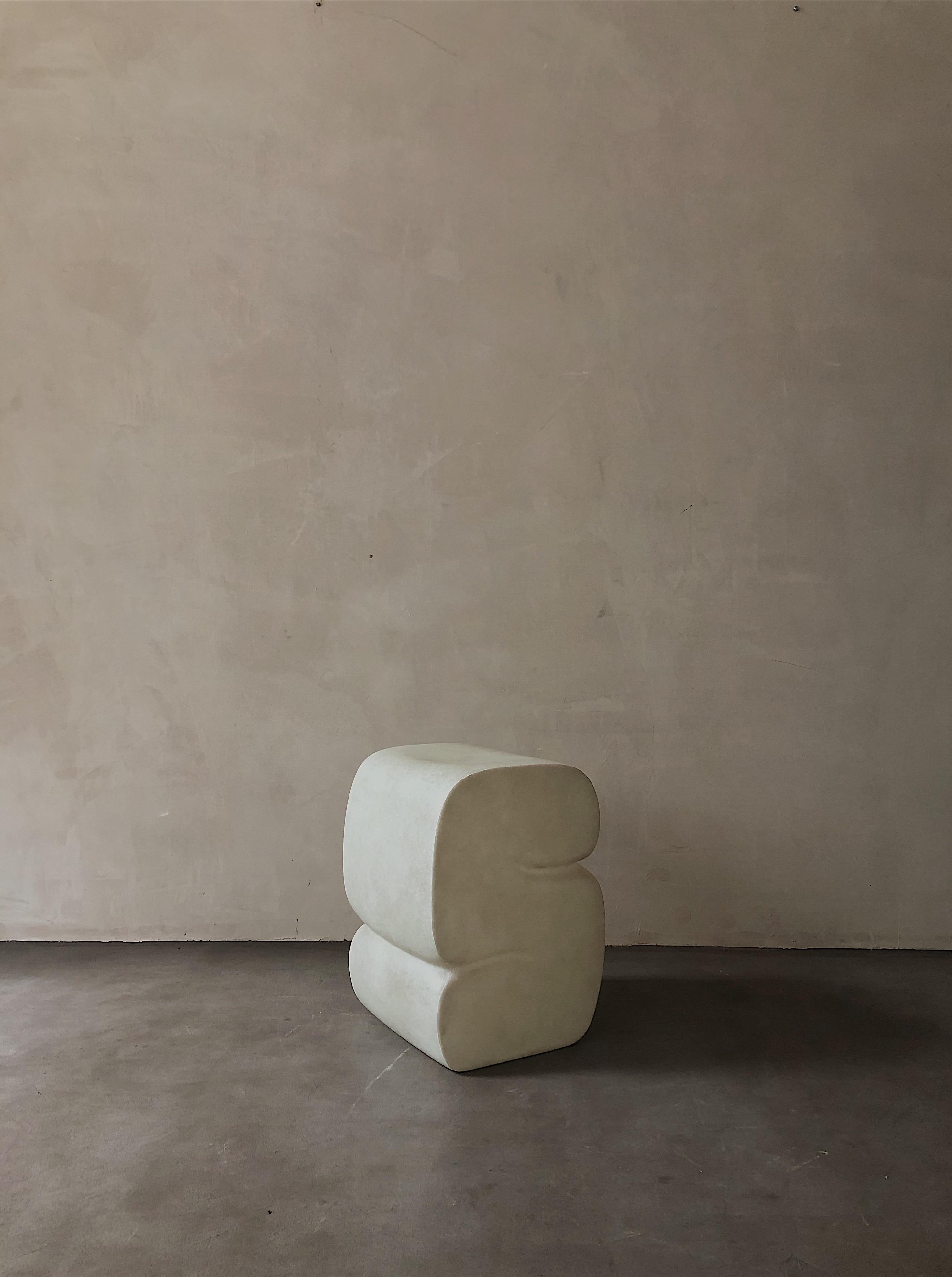 Taburete de diseño contemporáneo con forma de letra S única, de fibra de vidrio beige natural by kar Moderno en venta