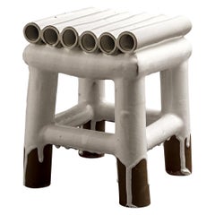 Taburete blanco de Milan Pekař