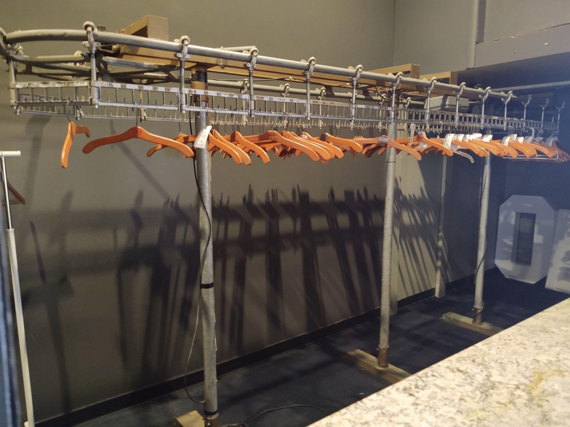 Aluminium Whiting Stor-U-Veyor Garment Conveyor Coat Check System (système de contrôle des vêtements) en vente