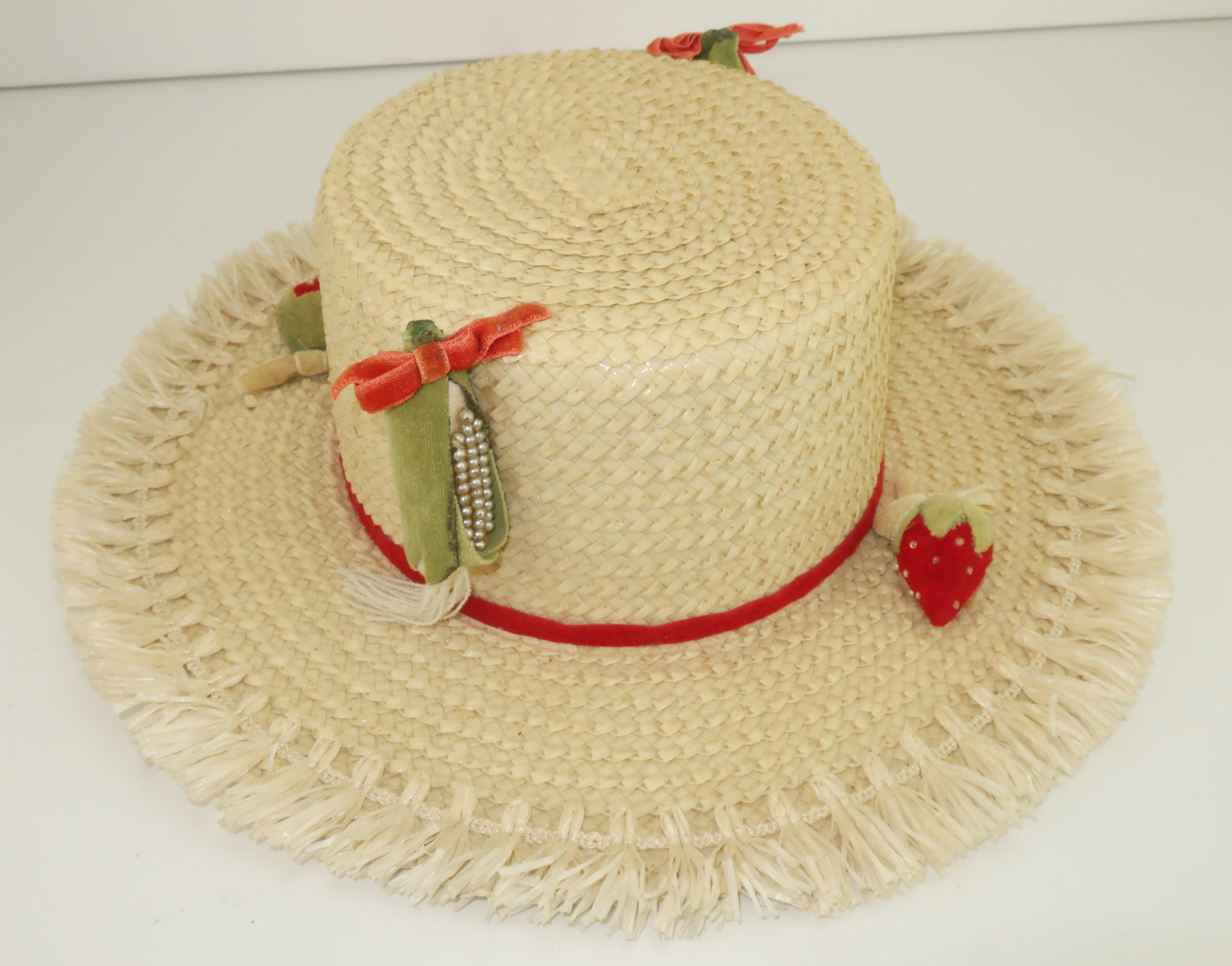 White Straw Raffia Trim Novelty Hat With Strawberries, 1950's In Good Condition For Sale In Atlanta, GA