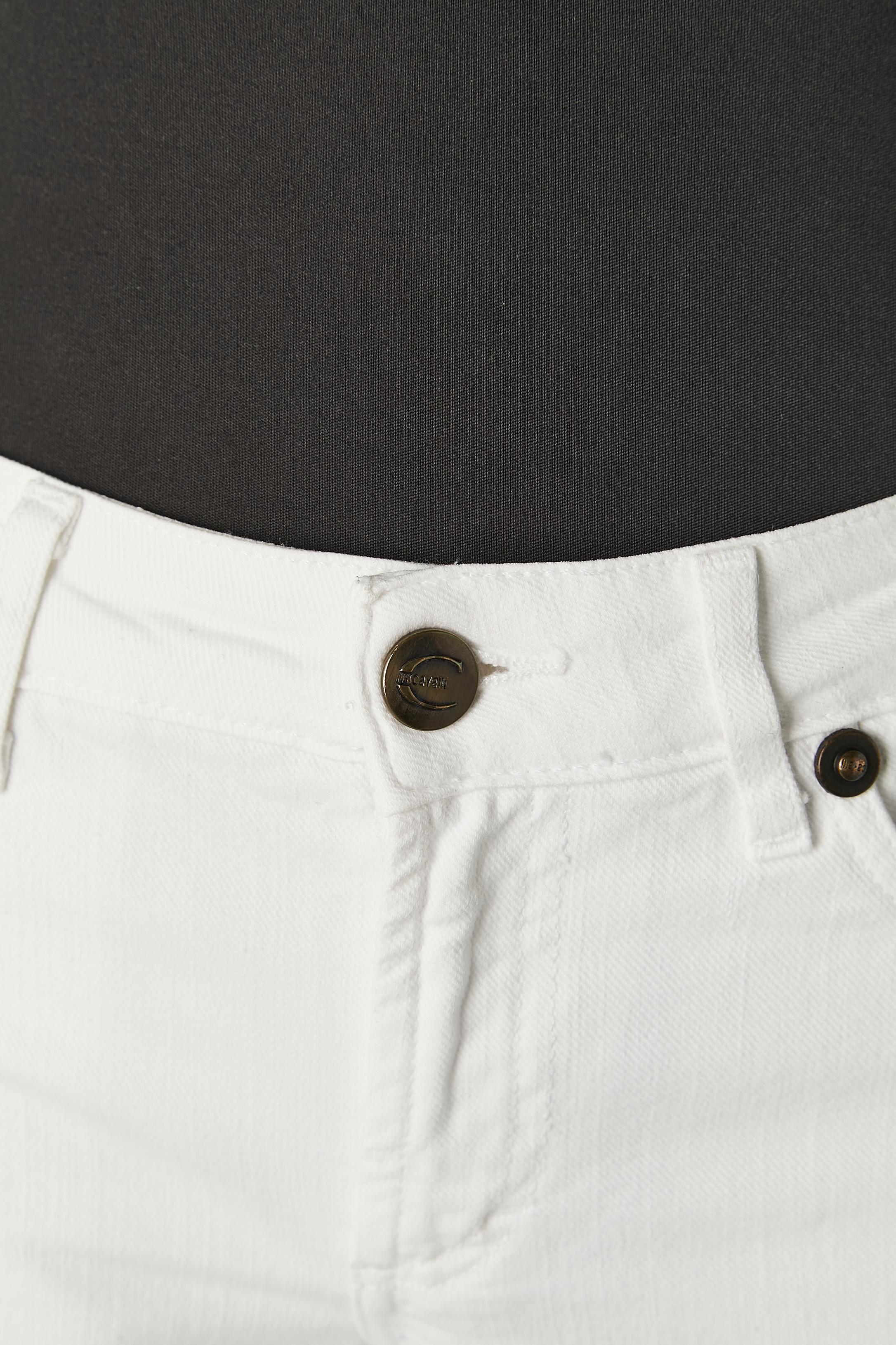 White stretch jean with rhinestone embroderies on the back pocket. Fabric composition: 97% cotton, 3% stretch. 
Zip and branded button on the middle front. 
SIZE 26 (US) 40 (It) M 