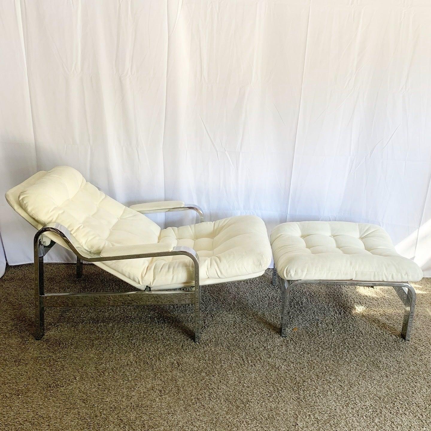 Chaise longue et ottoman en daim blanc par Selig, avec un rembourrage en peluche et un design inclinable pour un confort moderne et sophistiqué.
 
 Le daim présente quelques décolorations et marques comme indiqué.
 
 Nous vendons les articles tels