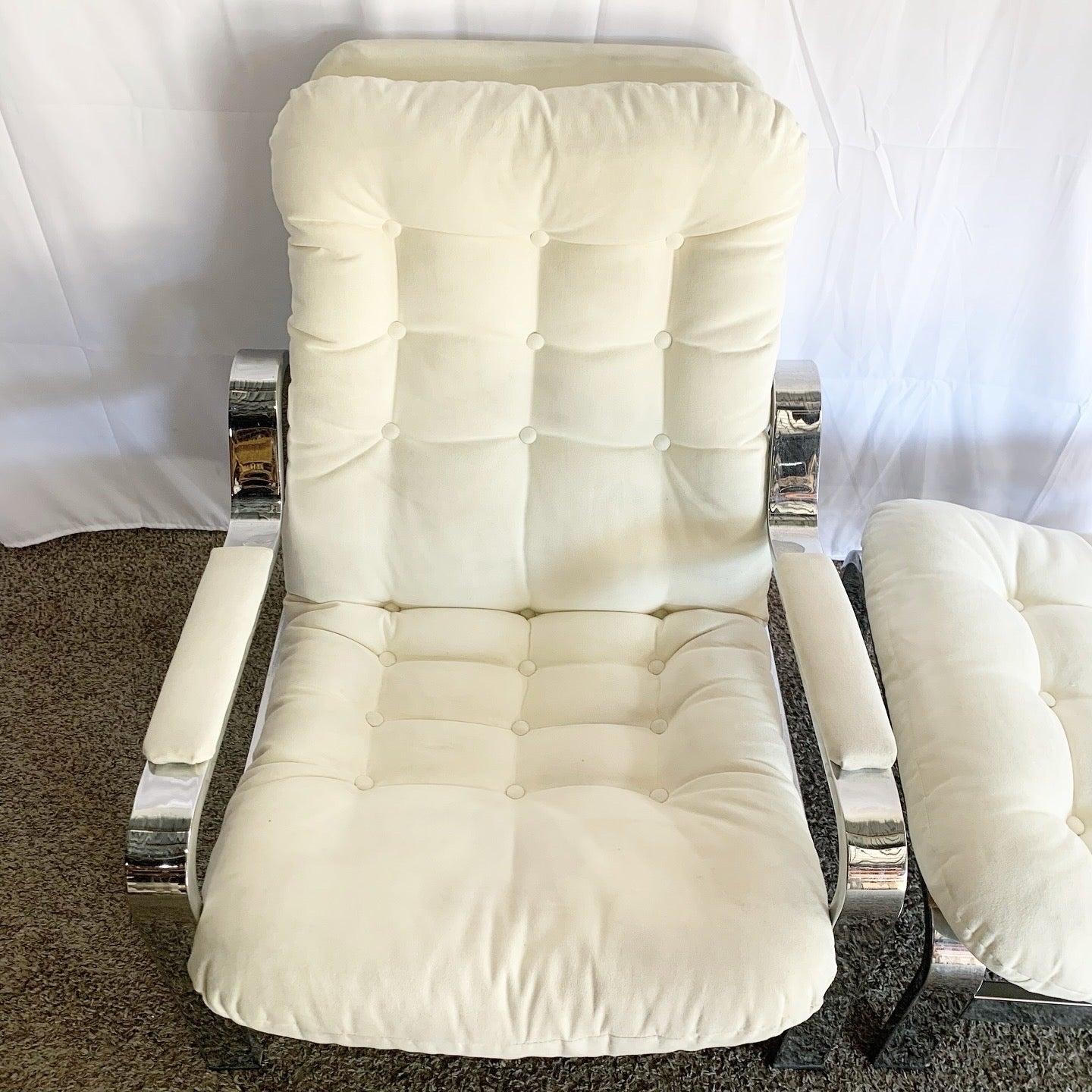 Américain Chaise longue inclinable et ottoman en daim blanc par Selig