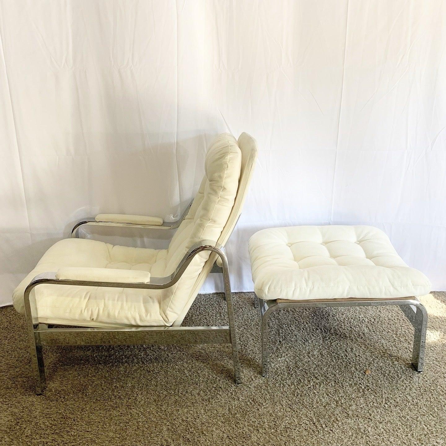 Chaise longue inclinable et ottoman en daim blanc par Selig Bon état à Delray Beach, FL