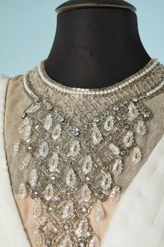 Abito da cocktail plissettato a raggi di sole di colore bianco con ricami sulla scollatura Jack Bryan