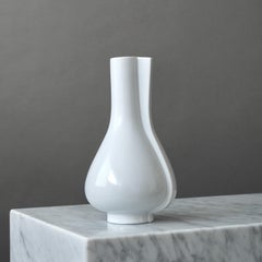 Weiße Vase „Surrea“ von Wilhelm Kage für Gustavsberg Studio, Schweden, 1940er Jahre