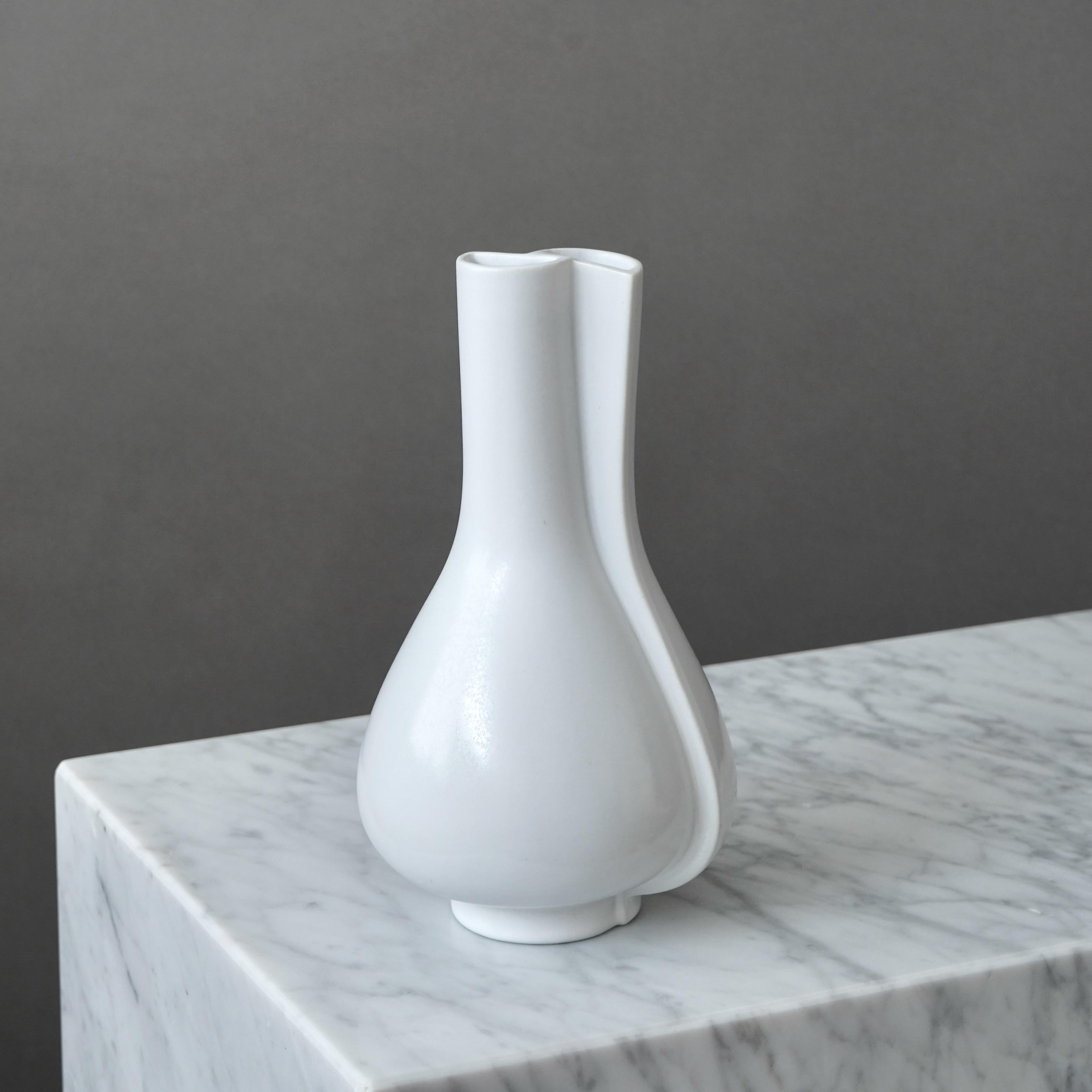 Scandinavo moderno Vaso bianco 'Surrea' di Wilhelm Kage per Gustavsberg Studio, Svezia, anni '40 in vendita