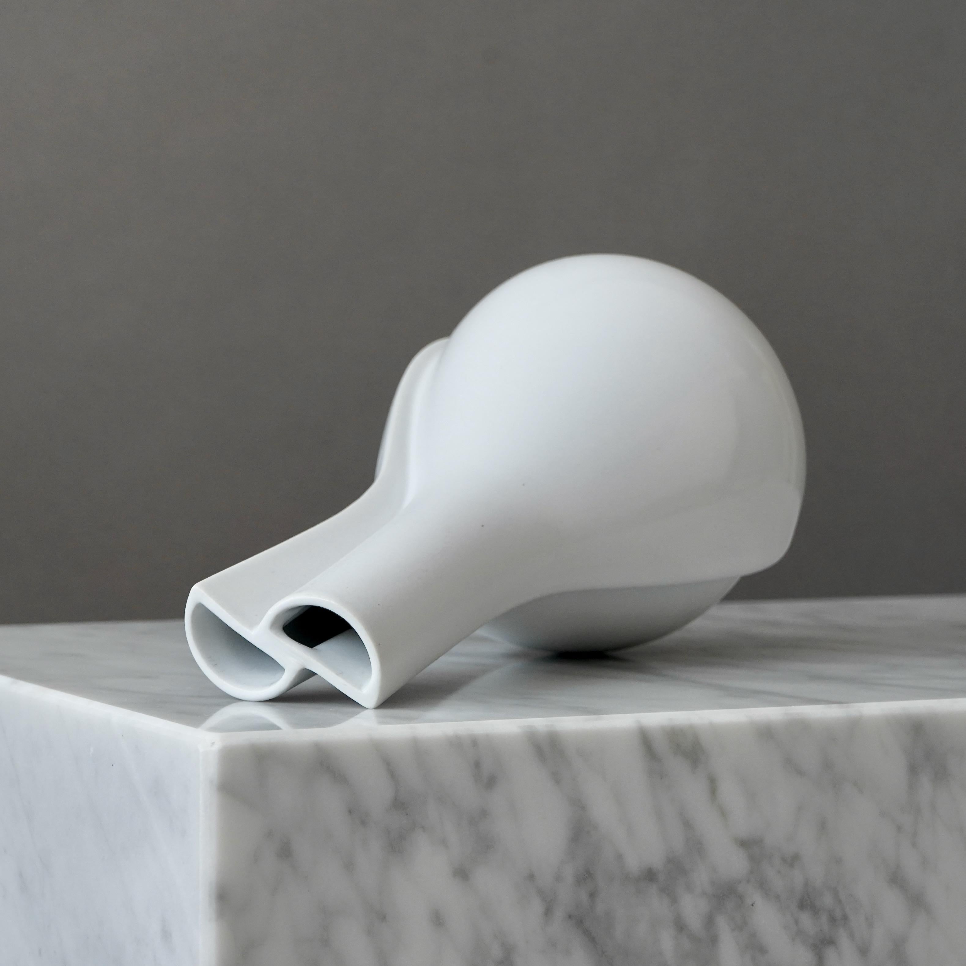 Svedese Vaso bianco 'Surrea' di Wilhelm Kage per Gustavsberg Studio, Svezia, anni '40 in vendita