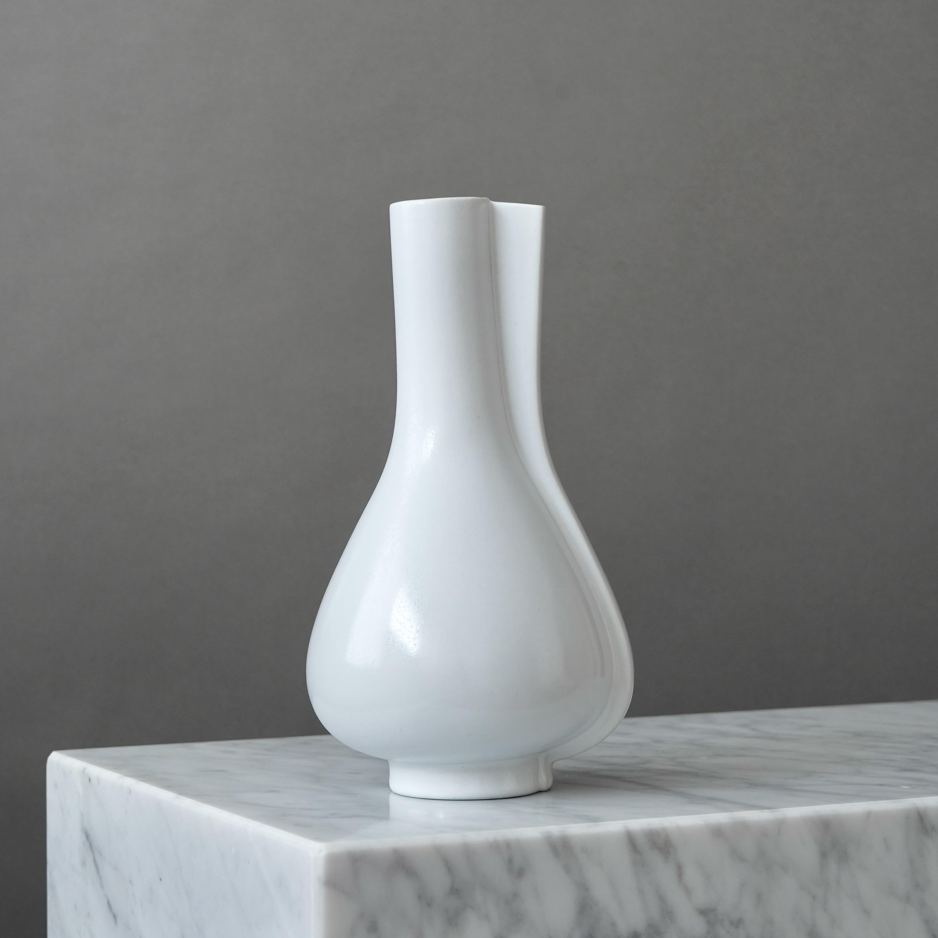 Smaltato Vaso bianco 'Surrea' di Wilhelm Kage per Gustavsberg Studio, Svezia, anni '40 in vendita