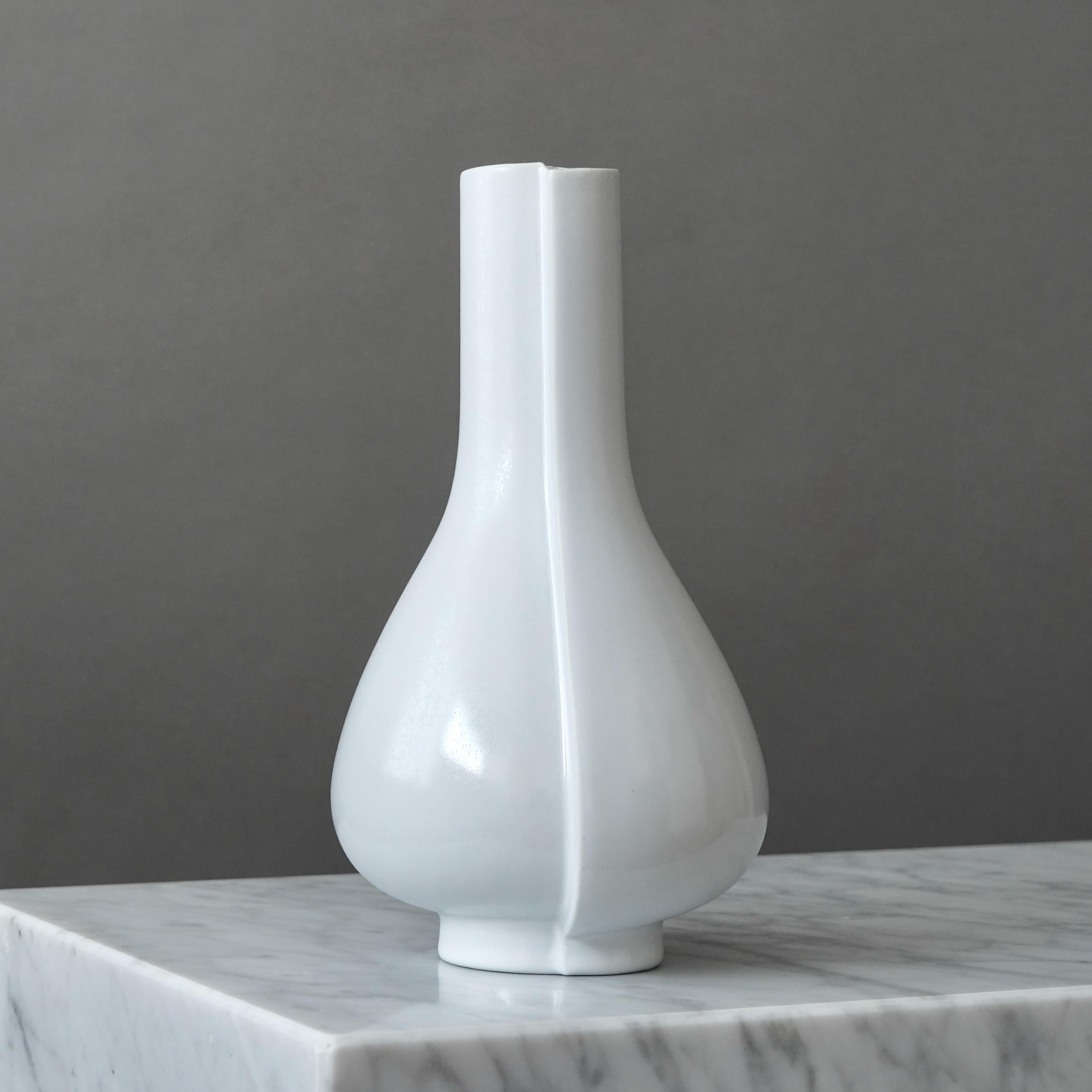 Vaso bianco 'Surrea' di Wilhelm Kage per Gustavsberg Studio, Svezia, anni '40 In condizioni buone in vendita a Malmö, SE