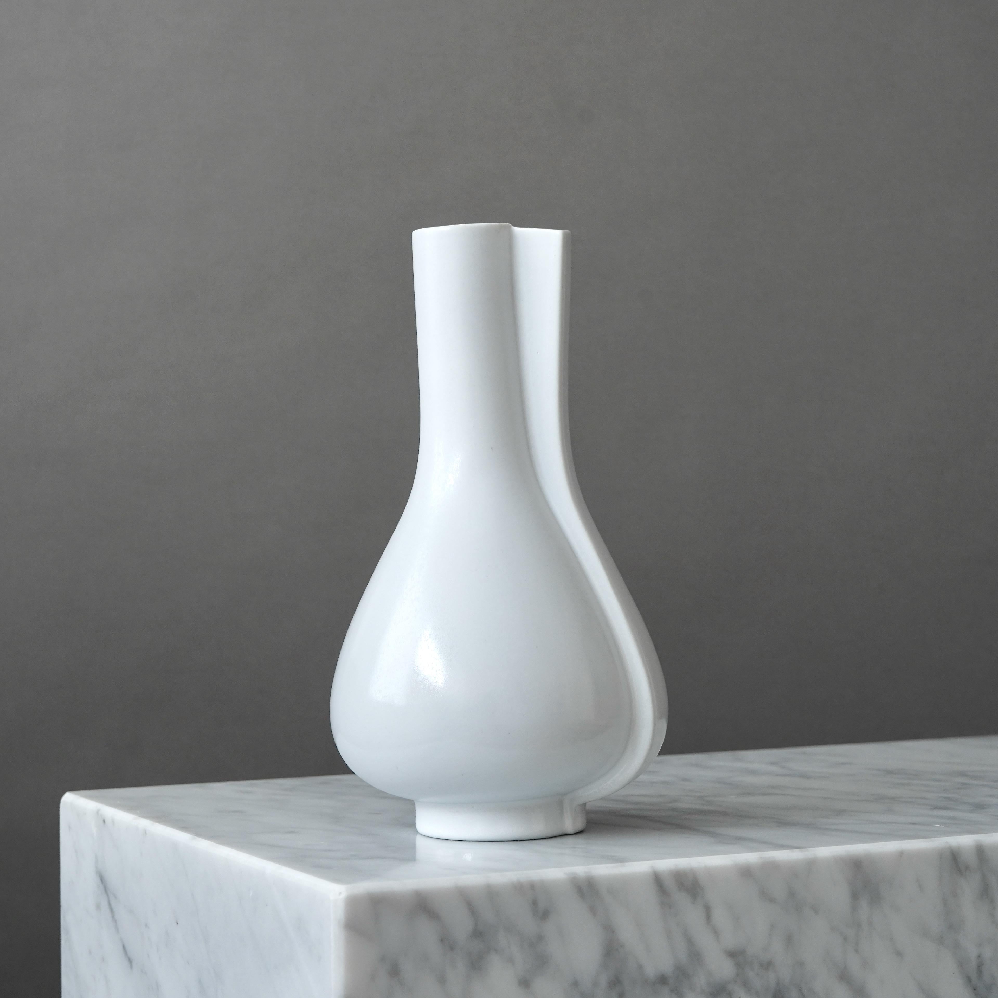 XX secolo Vaso bianco 'Surrea' di Wilhelm Kage per Gustavsberg Studio, Svezia, anni '40 in vendita