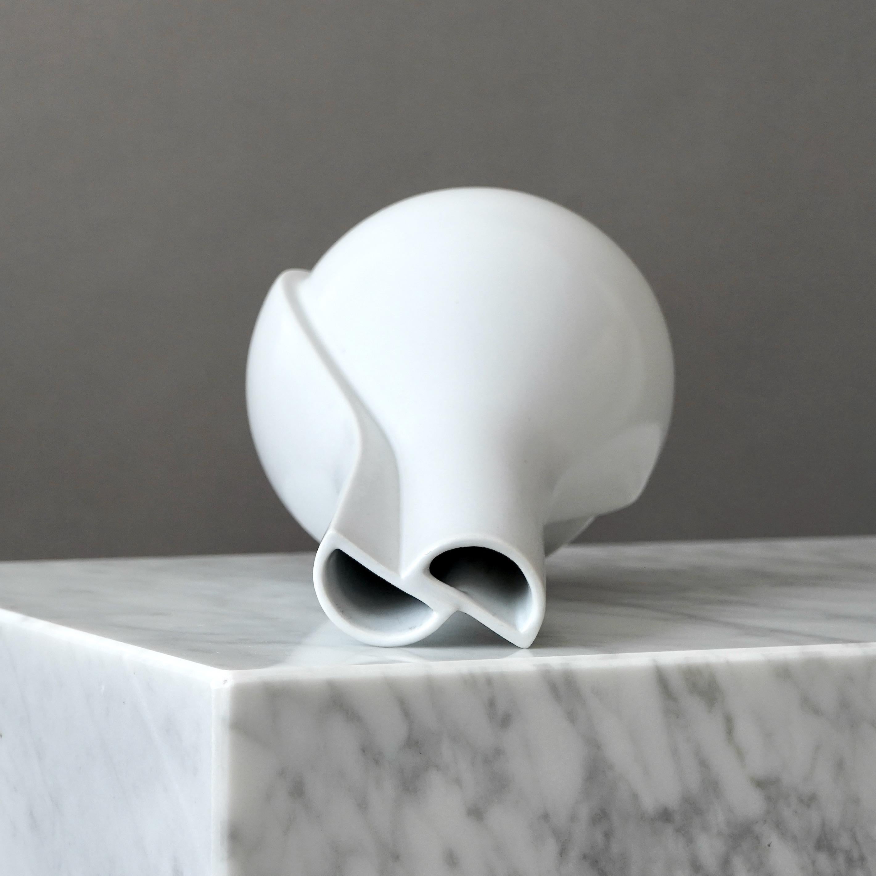 Ceramica Vaso bianco 'Surrea' di Wilhelm Kage per Gustavsberg Studio, Svezia, anni '40 in vendita