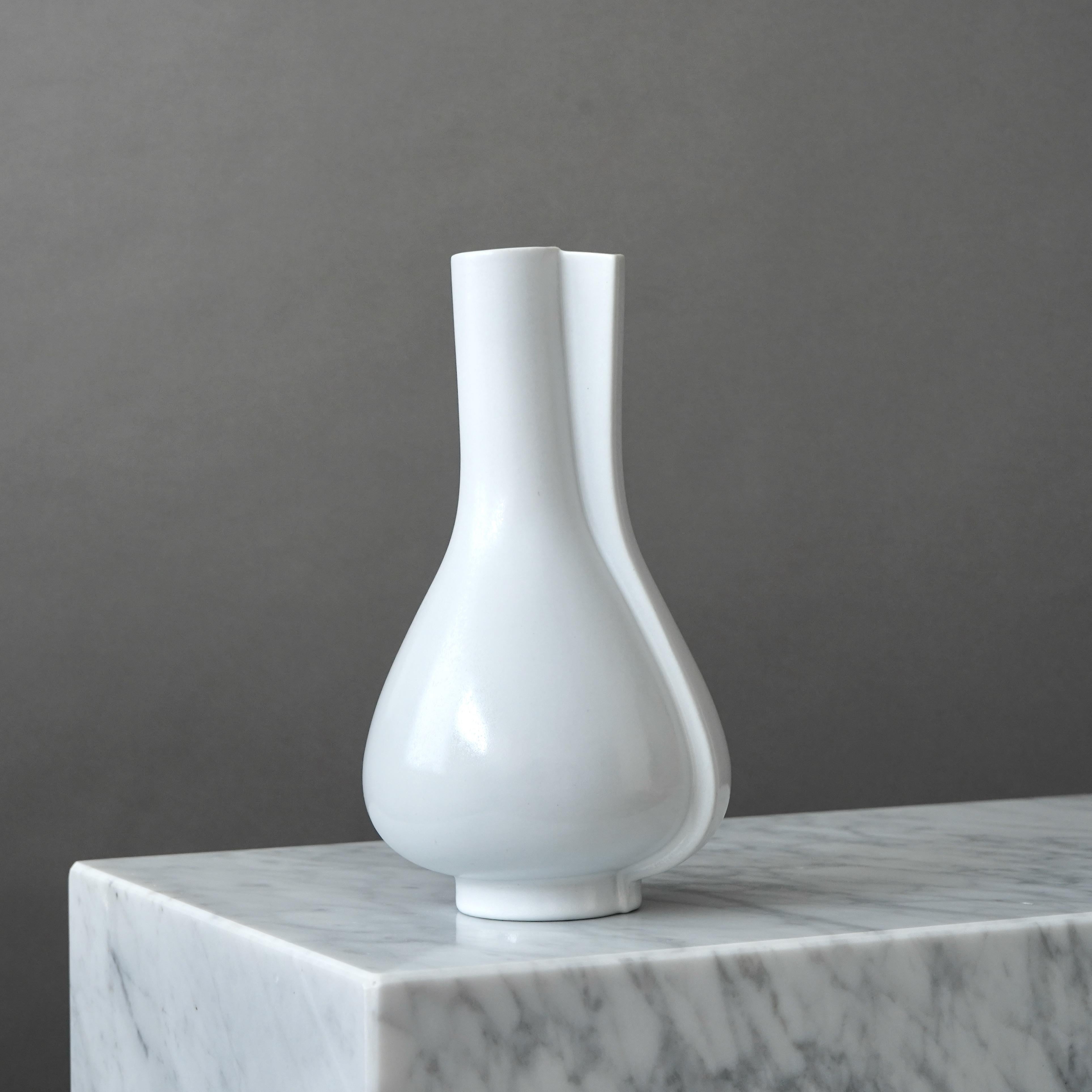 Vaso bianco 'Surrea' di Wilhelm Kage per Gustavsberg Studio, Svezia, anni '40 in vendita 1