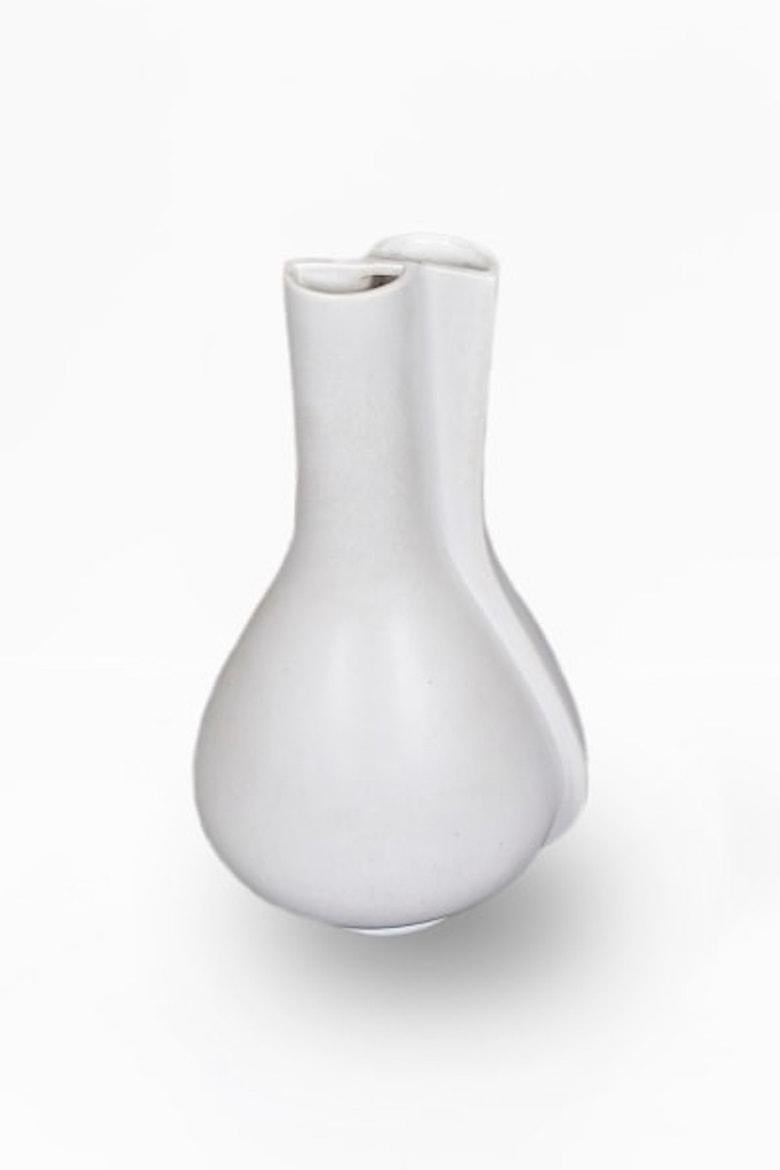 Weiße Surrea-Vase in Weiß von Wilhelm Kage, Schwedische Moderne, 1940er Jahre (Skandinavische Moderne) im Angebot