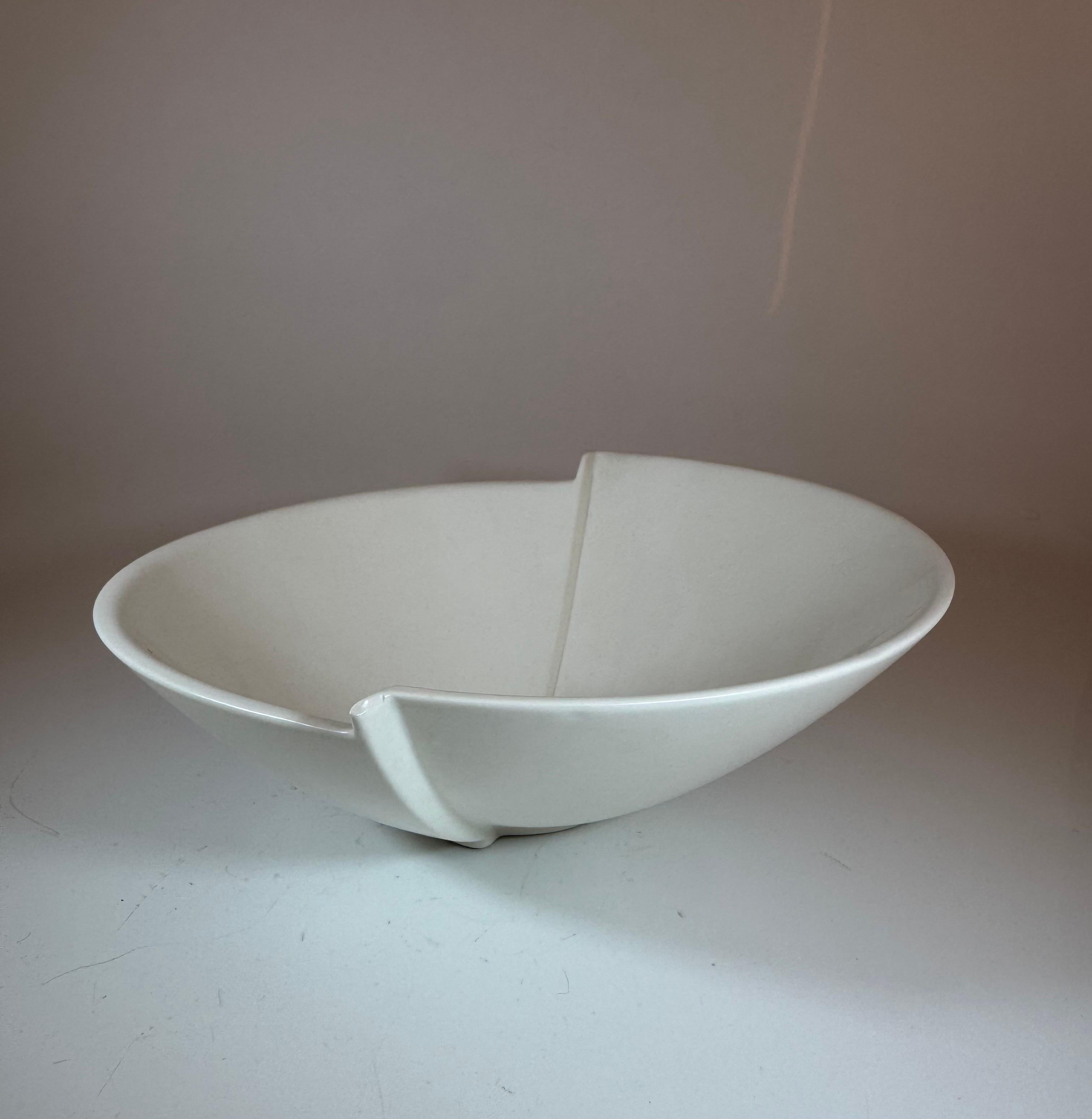 A lovely bowl of model Surrea designed by Wilhelm Kåge at Gustavsberg in the 1940s. It is 24 cm in diameter and in mint condition. The Surrea objects have offset forms, white Carrara glaze, and modern expressions. This is one of the most well known