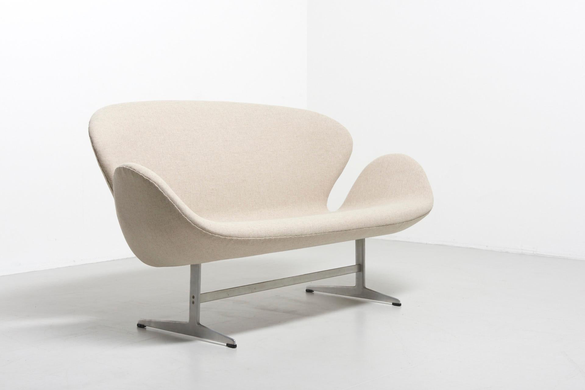 Swan sofa designed by Arne Jacobsen in 1958 for the SAS Royal Hotel in Copenhagen. Early edition with refined aluminum frame. Manufactured by Fritz Hansen in Denmark. Professionally reupholstered with a soft beige fabric in wool.

 