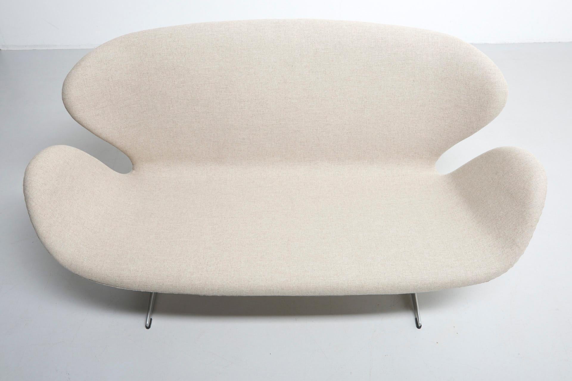 Mid-20th Century White Swan Sofa by Arne Jacobsen for Fritz Hansen, Denmark