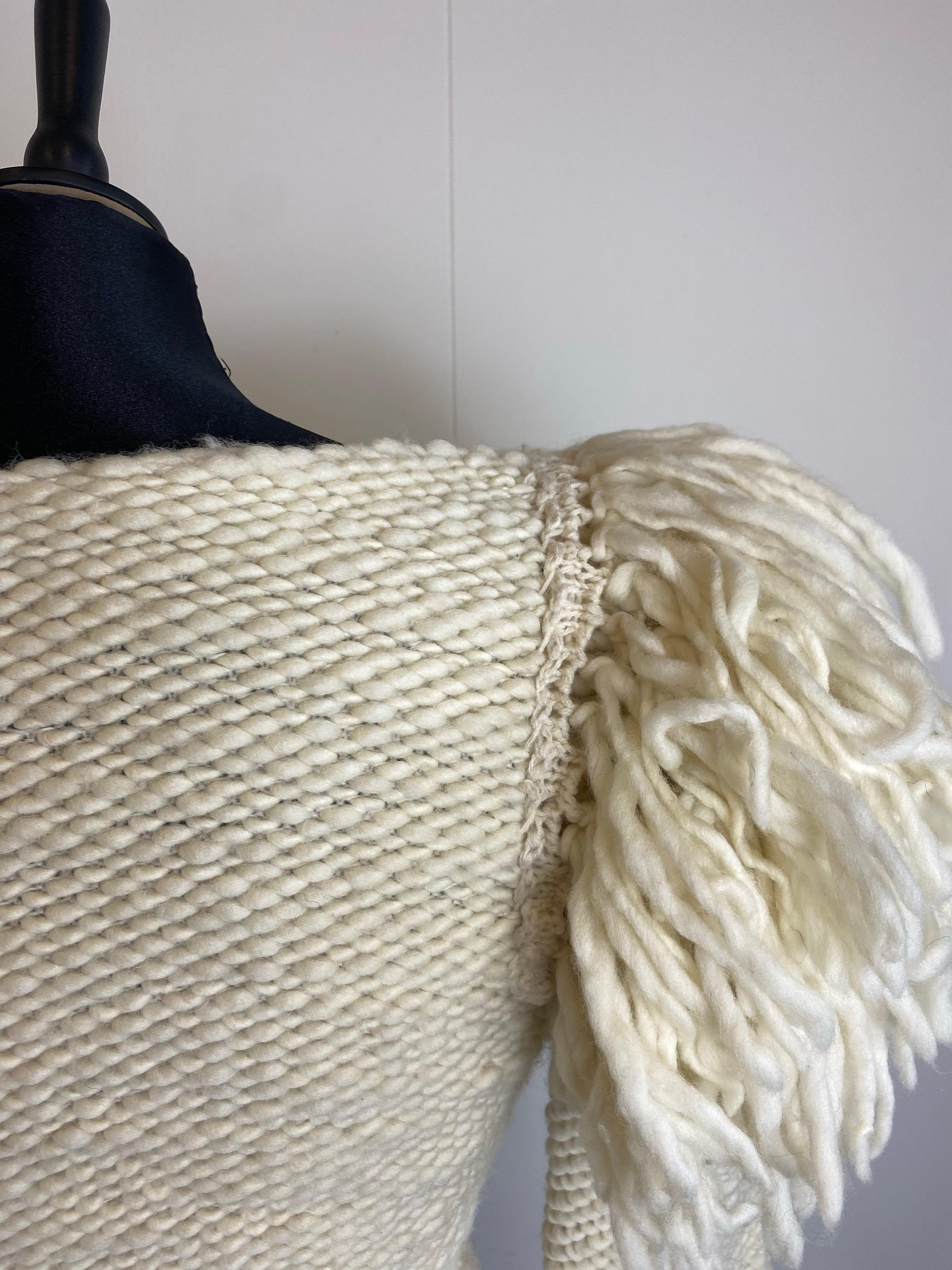 White sweater with shoulder details, Isabel Marant.
Size 34 FR.
84% Wool, 7% lambswool, 4% polyamide, 4% viscose, 1% polyester.
Shoulders 44 cm.
Length 52 cm.
Excellent condition, shows signs of use as shown in the photos.