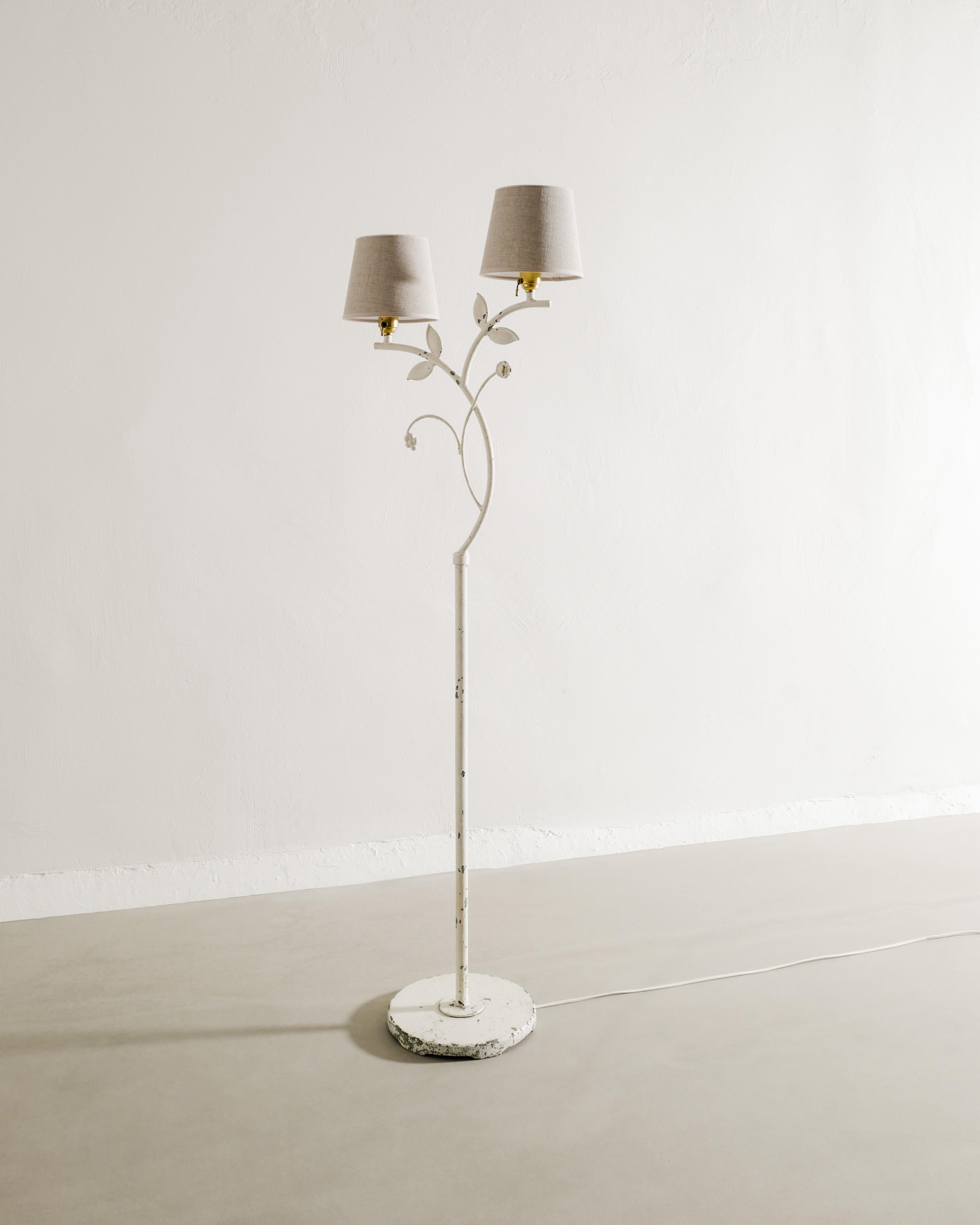 Rarísima lámpara de pie sueca de mediados de siglo en metal pintado de blanco y latón producida por Bjerkås Armatur en Suecia, década de 1940. En buen estado vintage.

Dimensiones: Alto: 145 cm Ancho: 45 cm Fondo: 21 cm

Las nuevas pantallas de lino