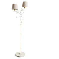 Weiße schwedische Grace Stehlampe aus Metall und Messing, hergestellt von Bjerkås, 1940er Jahre