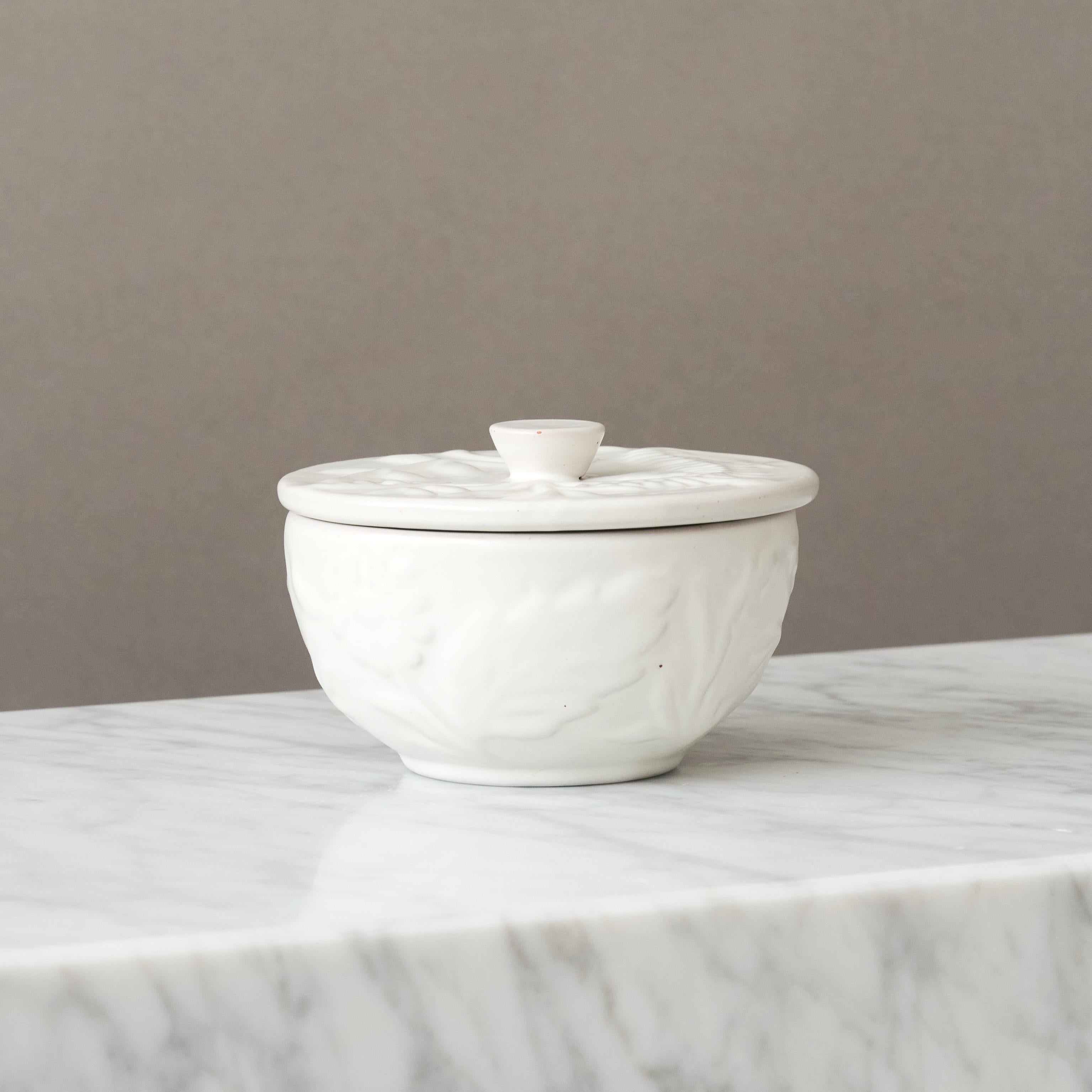 Ceramica Ciotola con coperchio Grace svedese bianca di Erik Mornils per Nittsjo, Svezia, 1930. in vendita