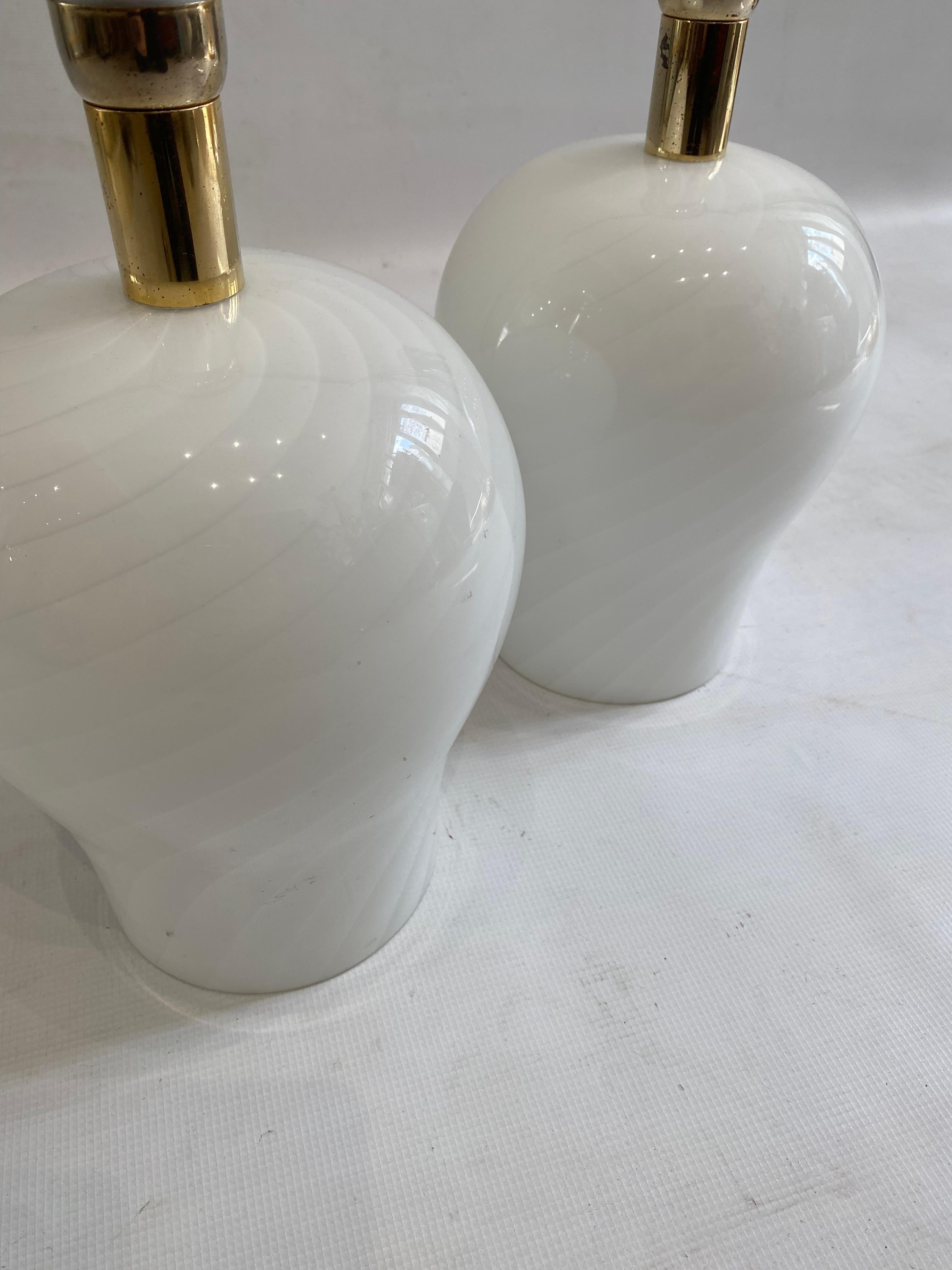 White Swirl Murano Glass Table Lamps 1970s Hollywood Regency Minimalism sofa bed For Sale 3