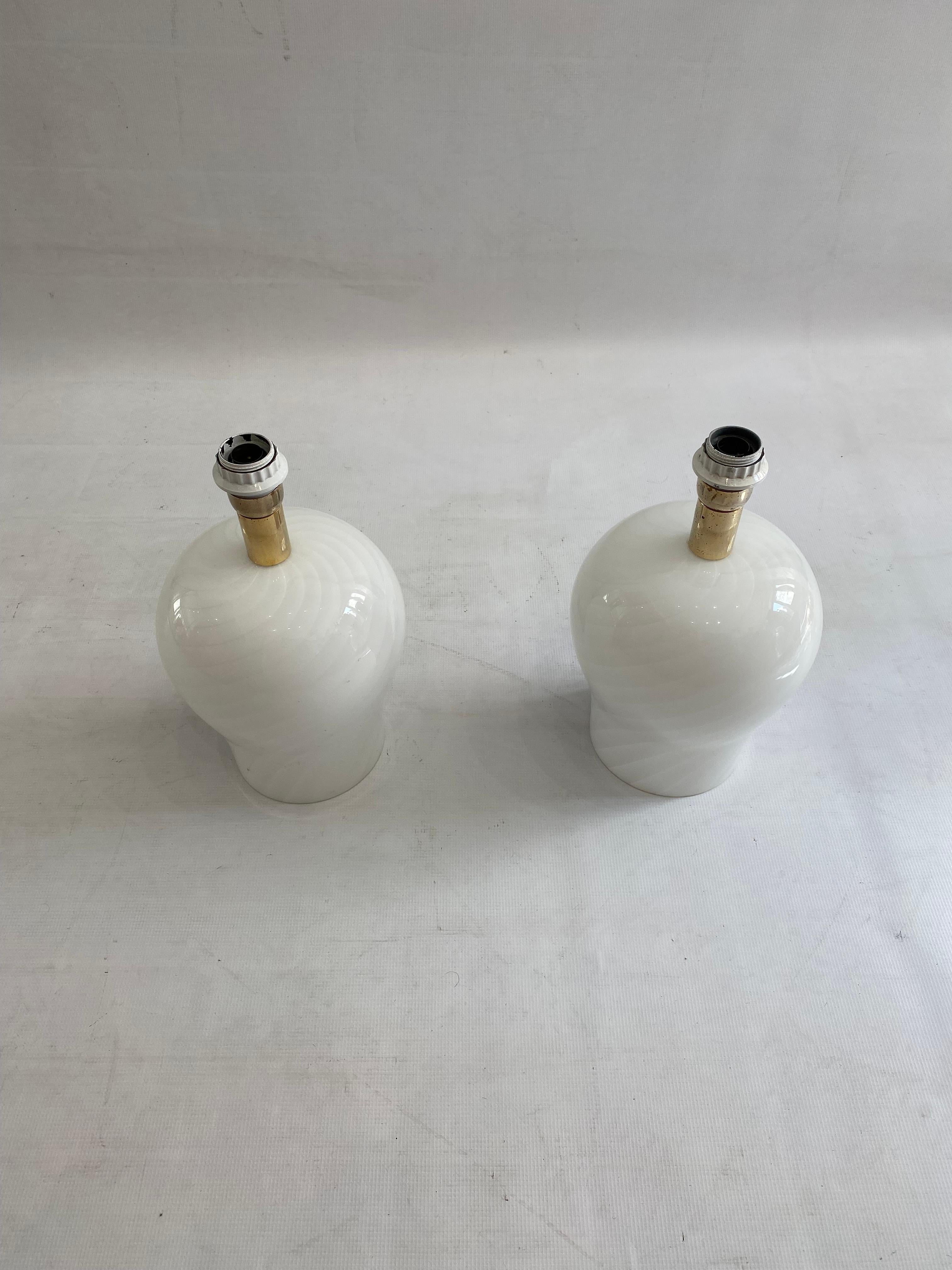 Hand-Crafted White Swirl Murano Glass Table Lamps 1970s Hollywood Regency Minimalism sofa bed For Sale