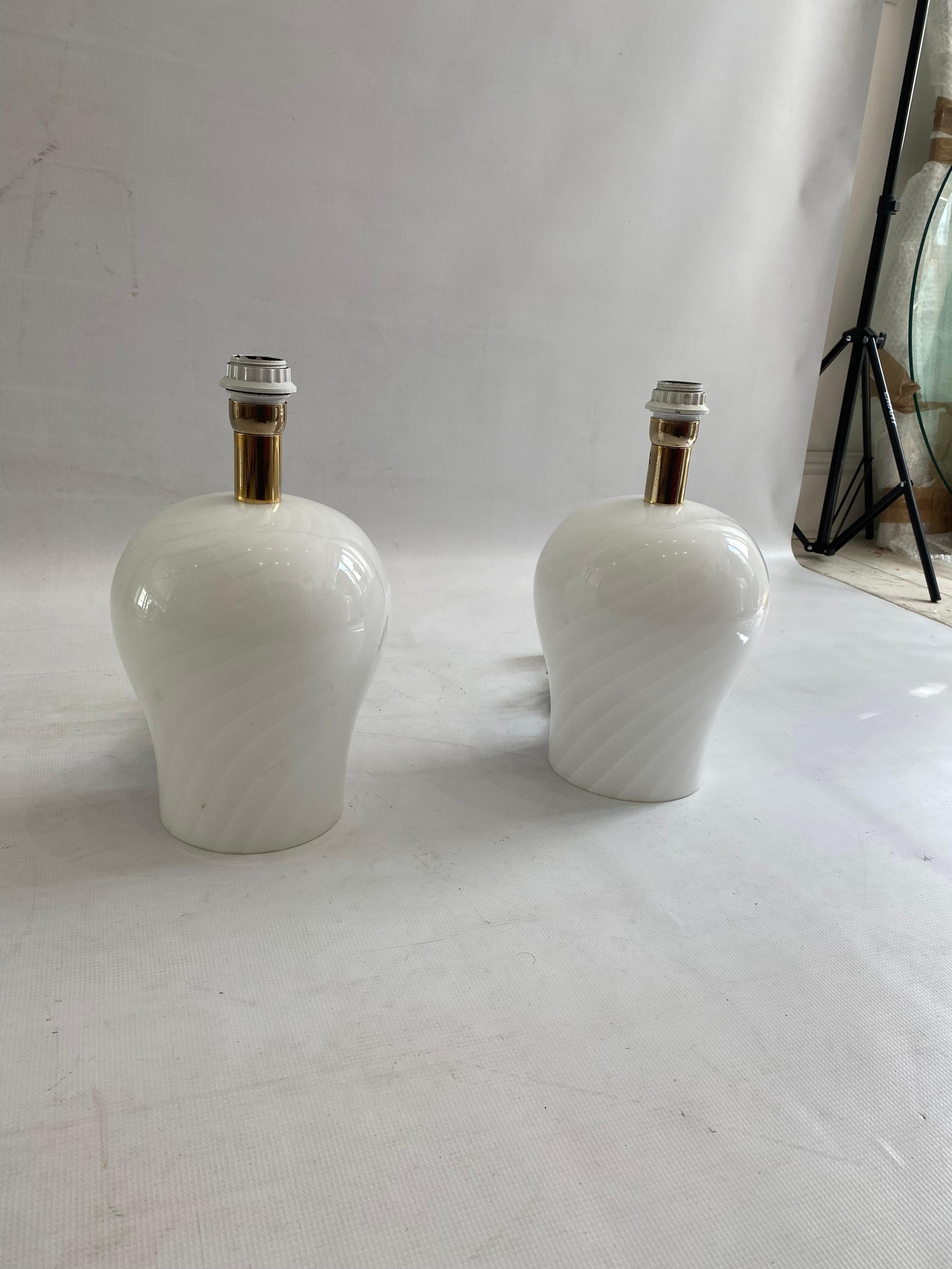 White Swirl Murano Glass Table Lamps 1970s Hollywood Regency Minimalism sofa bed In Good Condition For Sale In London, GB