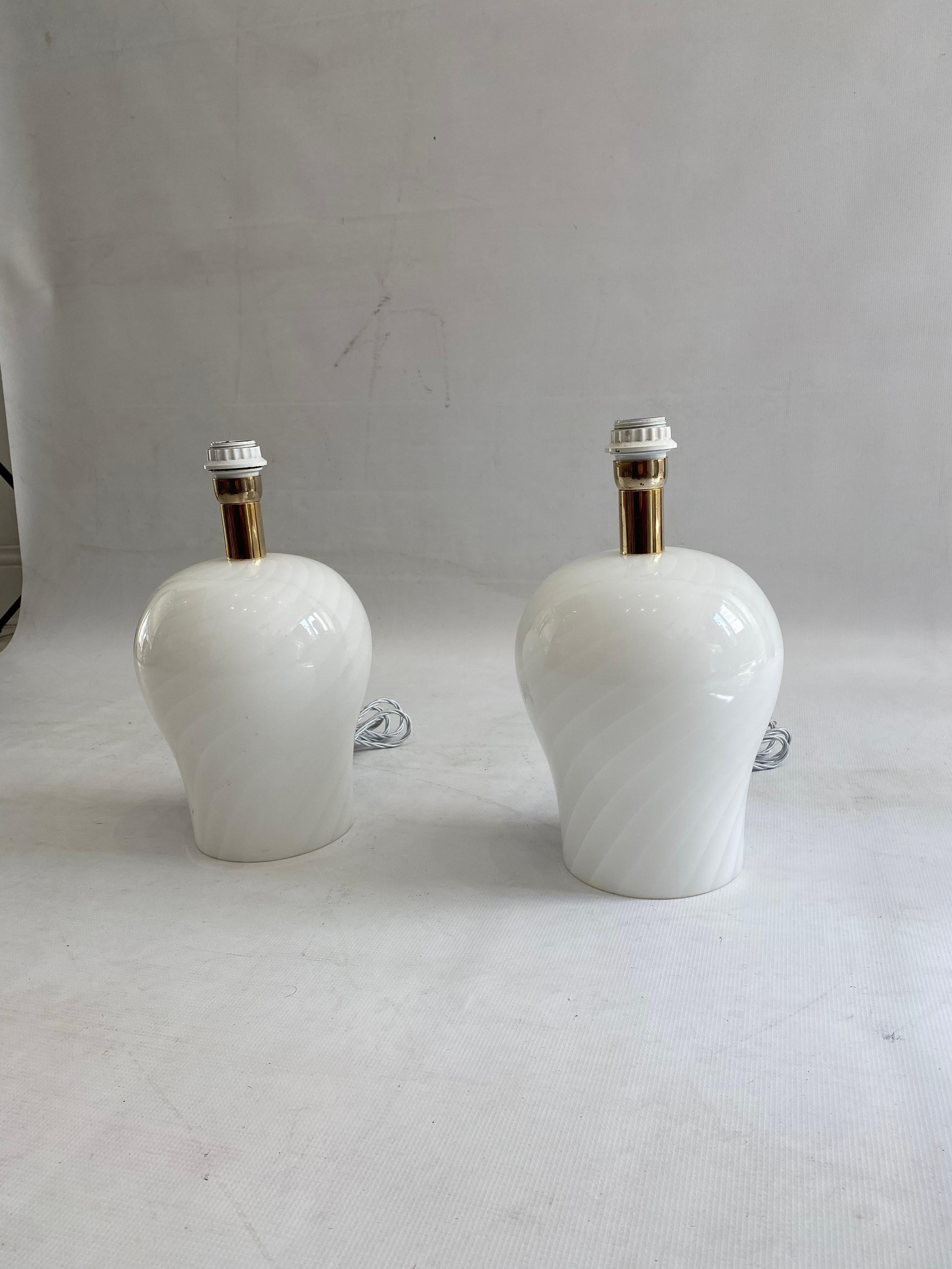 Late 20th Century White Swirl Murano Glass Table Lamps 1970s Hollywood Regency Minimalism sofa bed For Sale