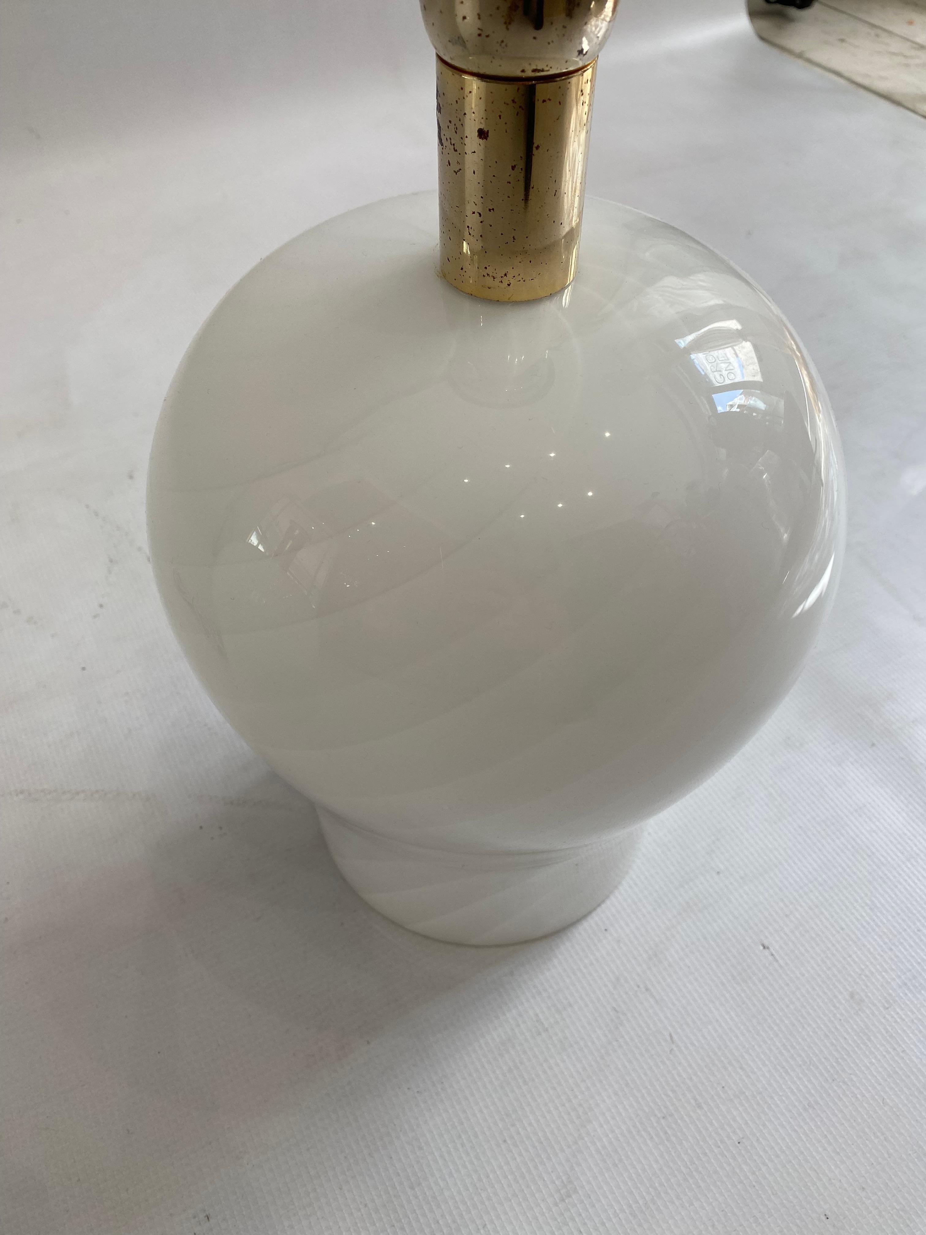 White Swirl Murano Glass Table Lamps 1970s Hollywood Regency Minimalism sofa bed For Sale 1