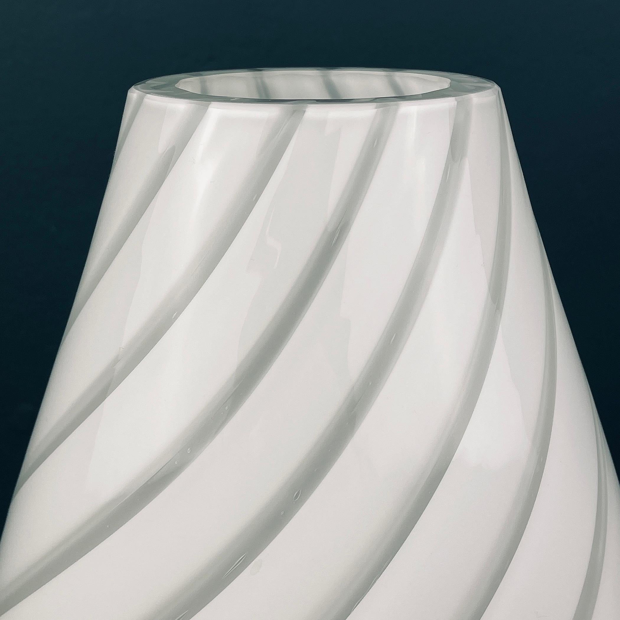 White Swirl Murano Glass Vase Italy 1980s In Good Condition For Sale In Miklavž Pri Taboru, SI