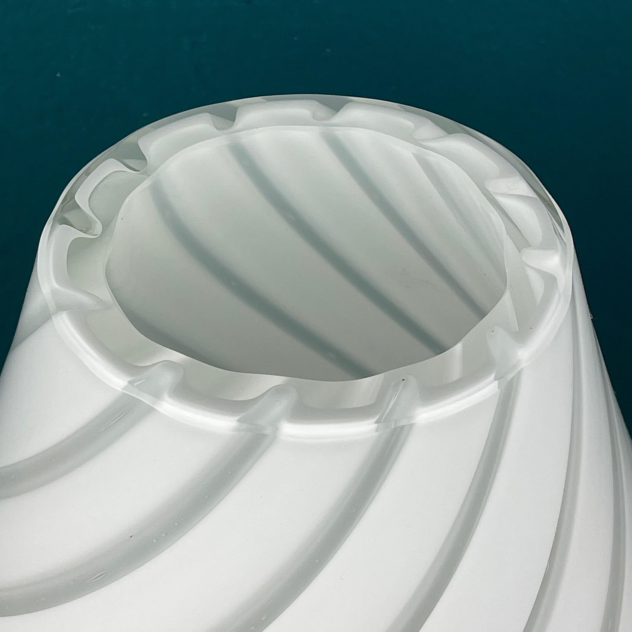 20th Century White Swirl Murano Glass Vase Italy 1980s For Sale
