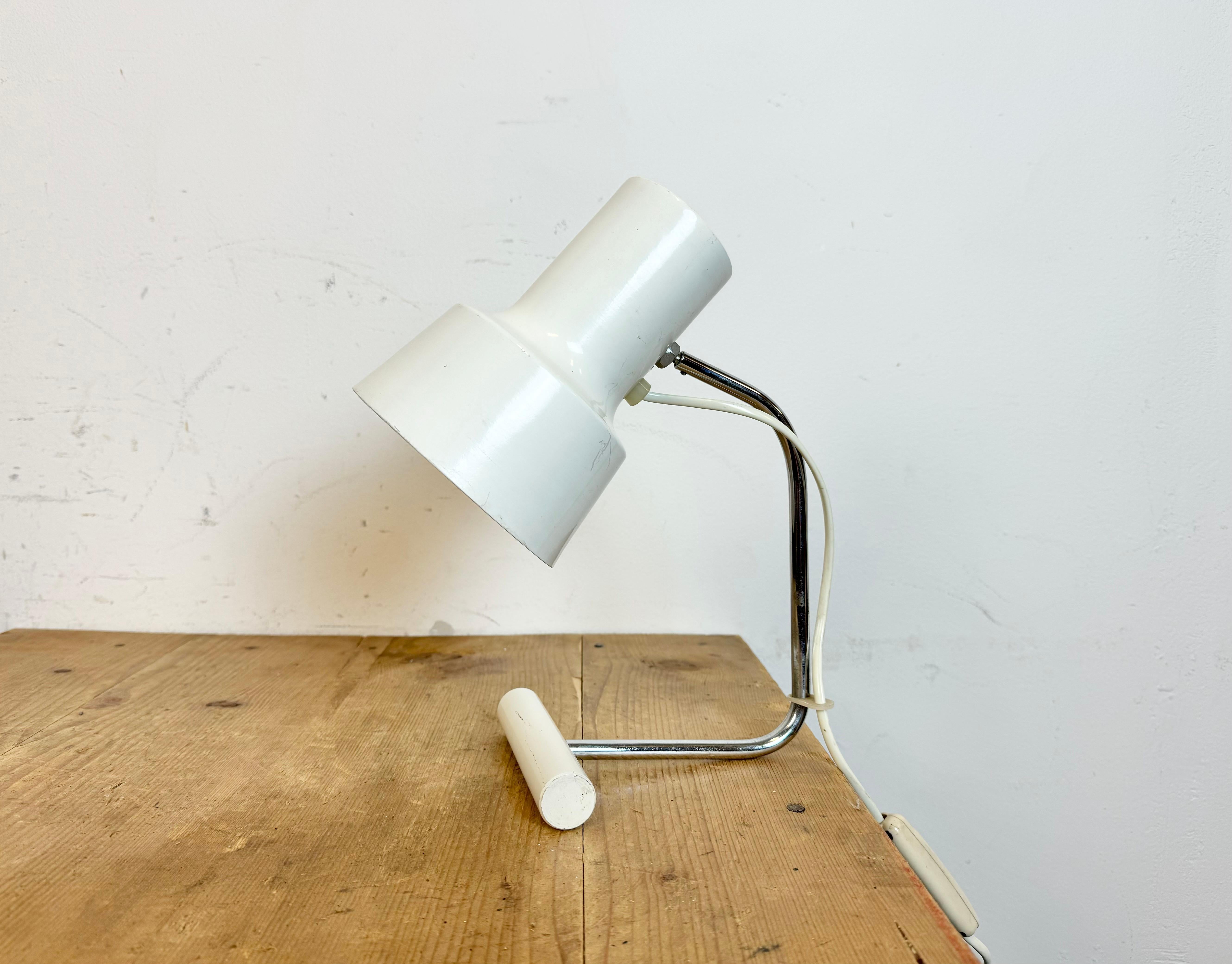 Vintage-Tischleuchte, entworfen von Josef Hurka und hergestellt von Napako in der ehemaligen Tschechoslowakei in den 1970er Jahren, mit Aluminiumschirm und verchromtem Arm mit Eisensockel. Die Originalfassung erfordert E27/E26-Glühbirnen. Der