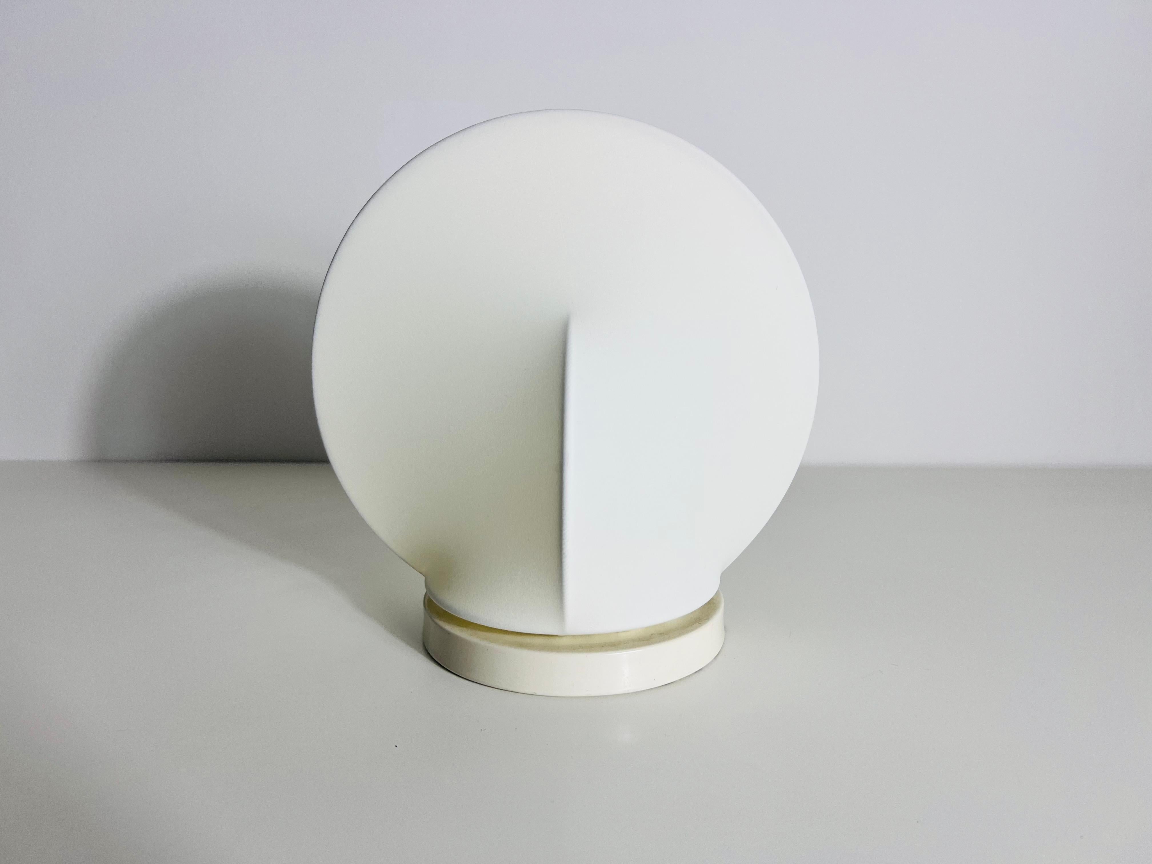 Élégante lampe de table conçue par Kazuhide Takahama pour Sierra en Italie dans les années 1980. Cette pièce sophistiquée est dotée d'un abat-jour blanc en tissu tendu, un élément de design caractéristique que l'on retrouve souvent dans les œuvres