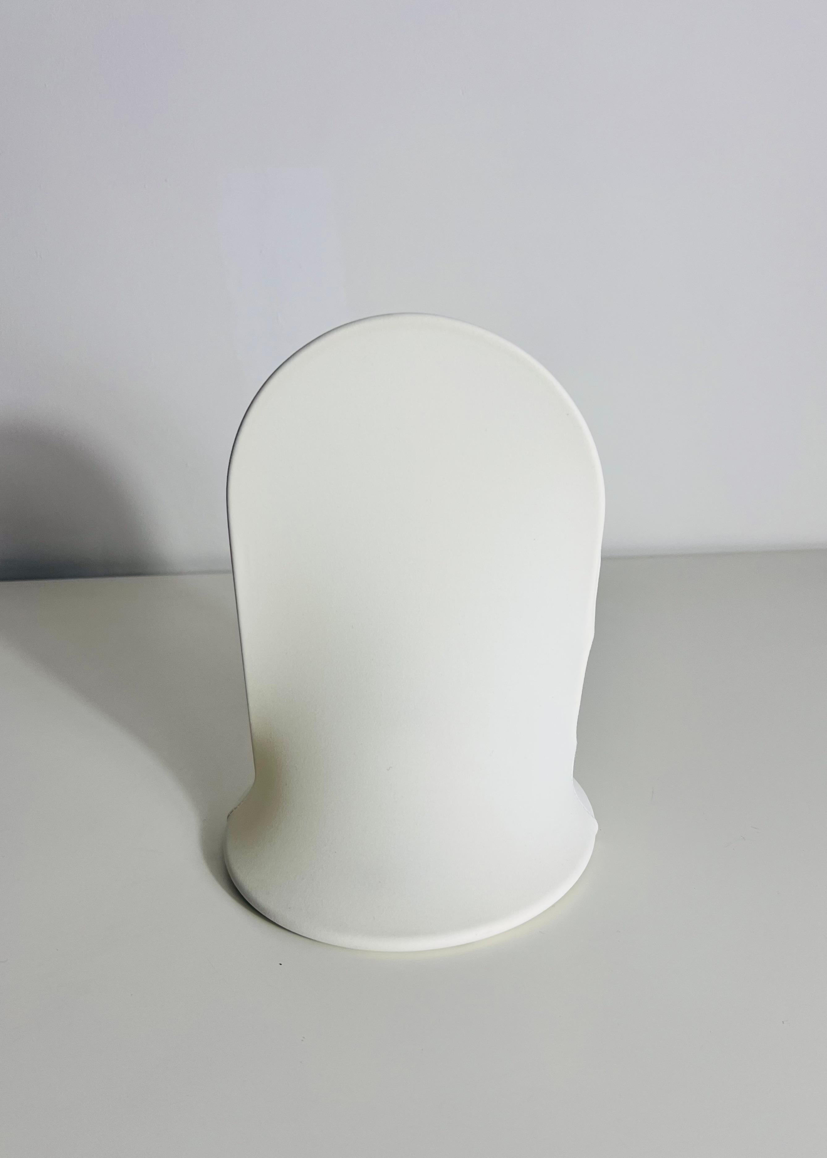 Elegante Tischleuchte, entworfen von Kazuhide Takahama für Sierra in Italien in den 1980er Jahren. Dieses raffinierte Stück hat einen weißen Lampenschirm aus gespanntem Stoff, ein charakteristisches Designelement, das häufig in Takahamas Arbeiten zu