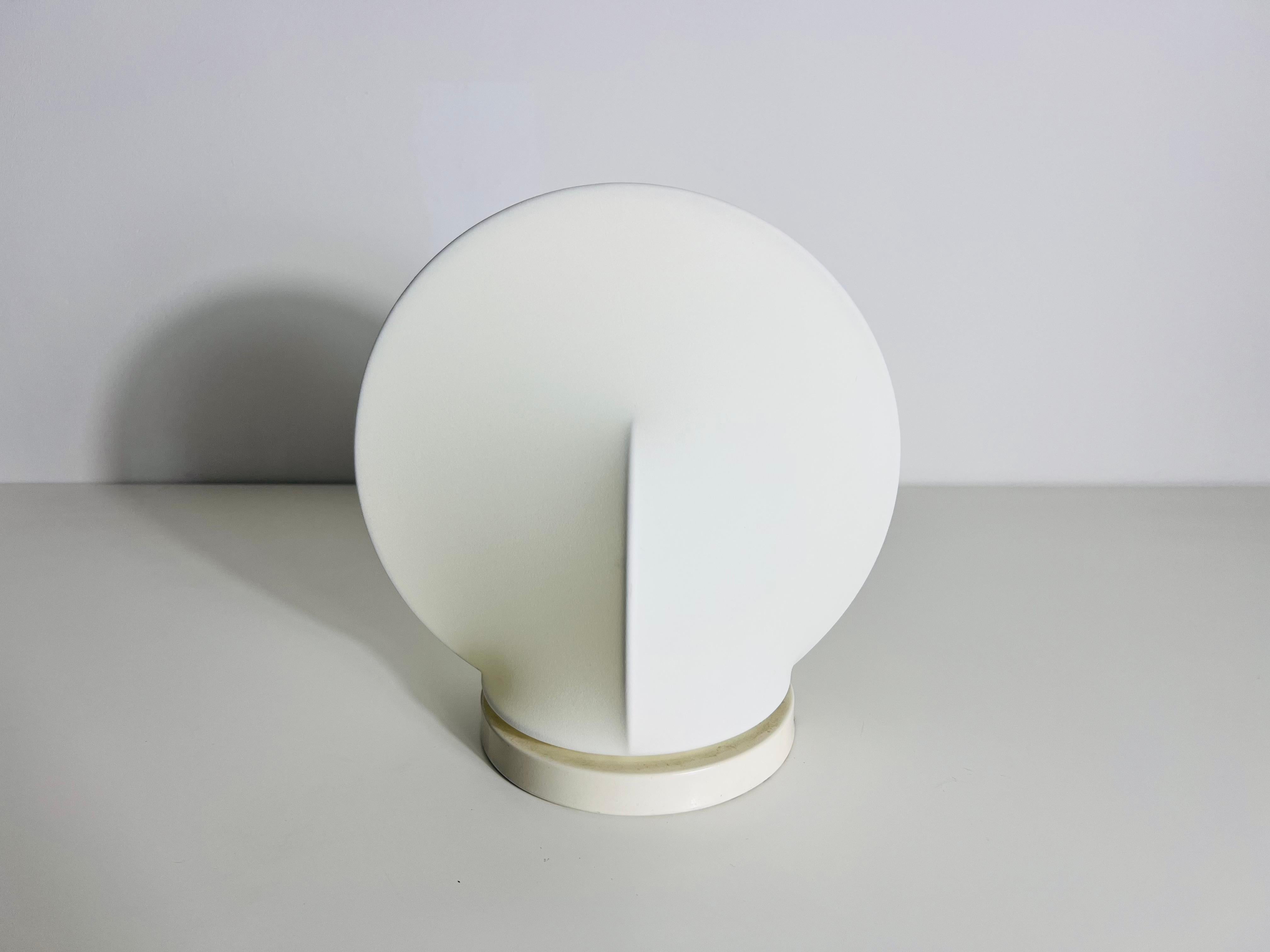 Mid-Century Modern Lampe de bureau blanche Kazuhide Takahama, années 1980, Italie en vente