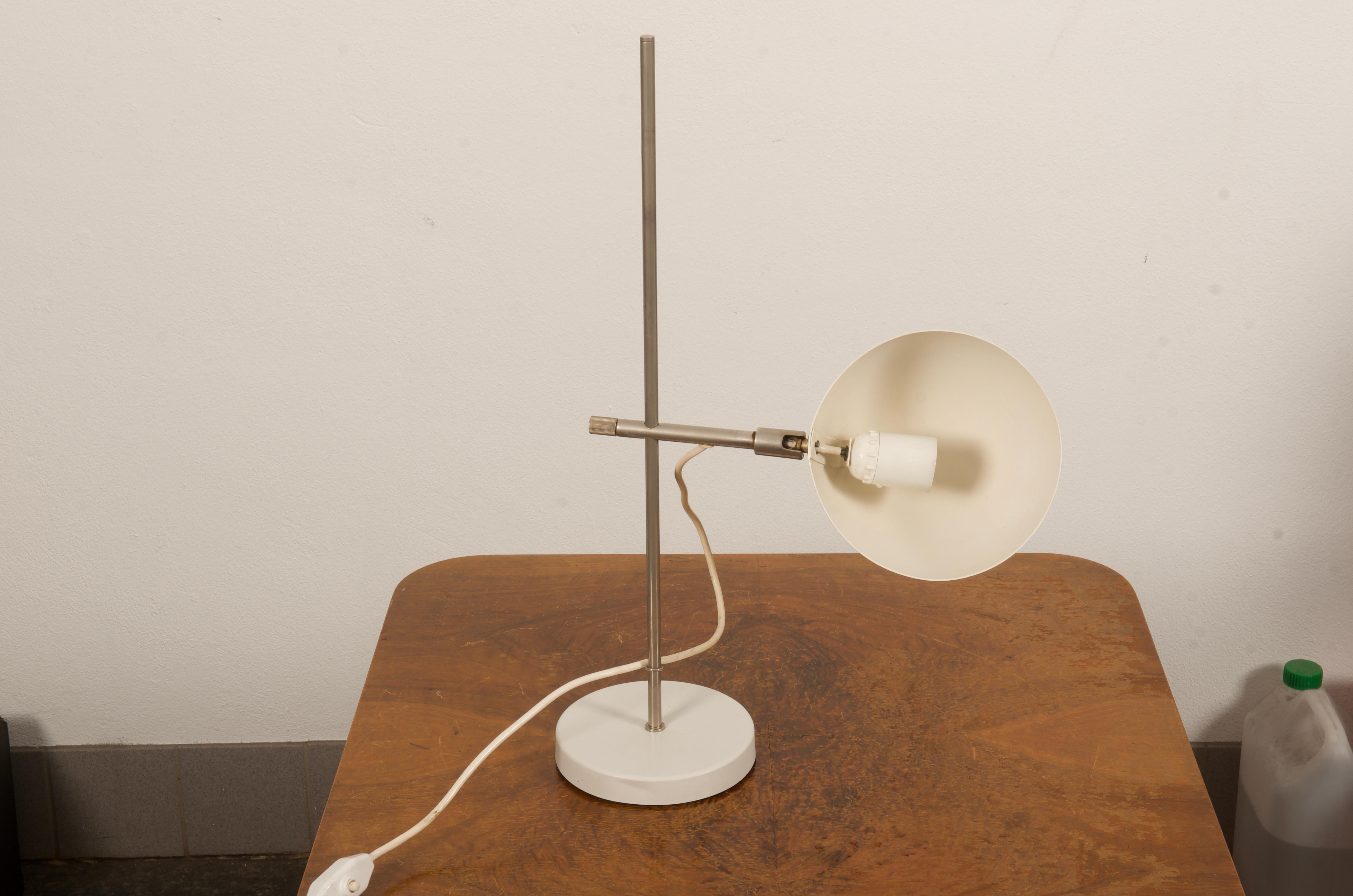 White Table Lamp from the 1970s In Good Condition For Sale In Vienna, AT
