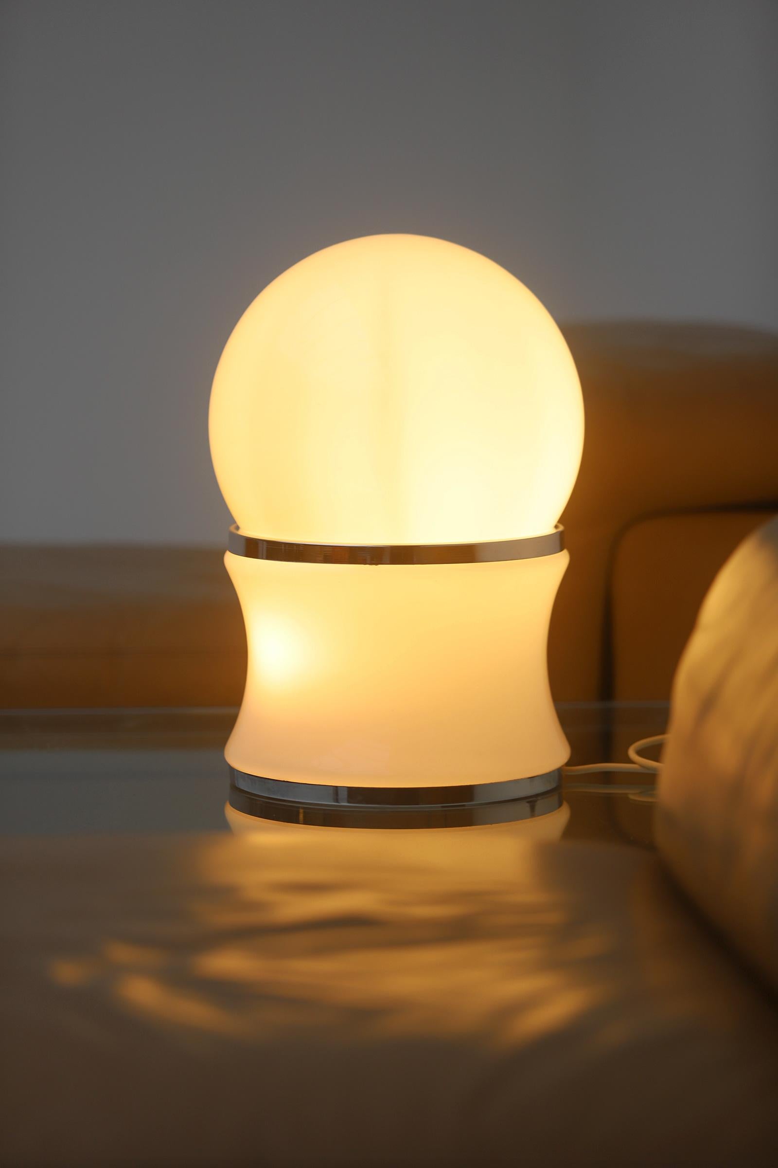 Lámpara de sobremesa de cristal opalino blanco, años 70 en venta 5