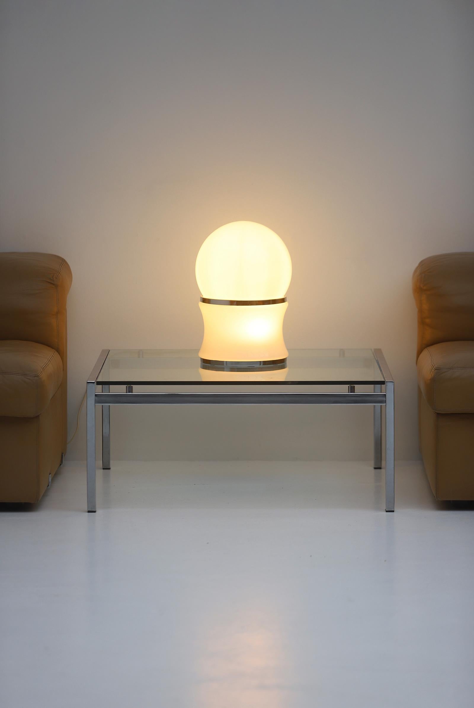 Lámpara de sobremesa de cristal opalino blanco, años 70 Vidrio opalino en venta